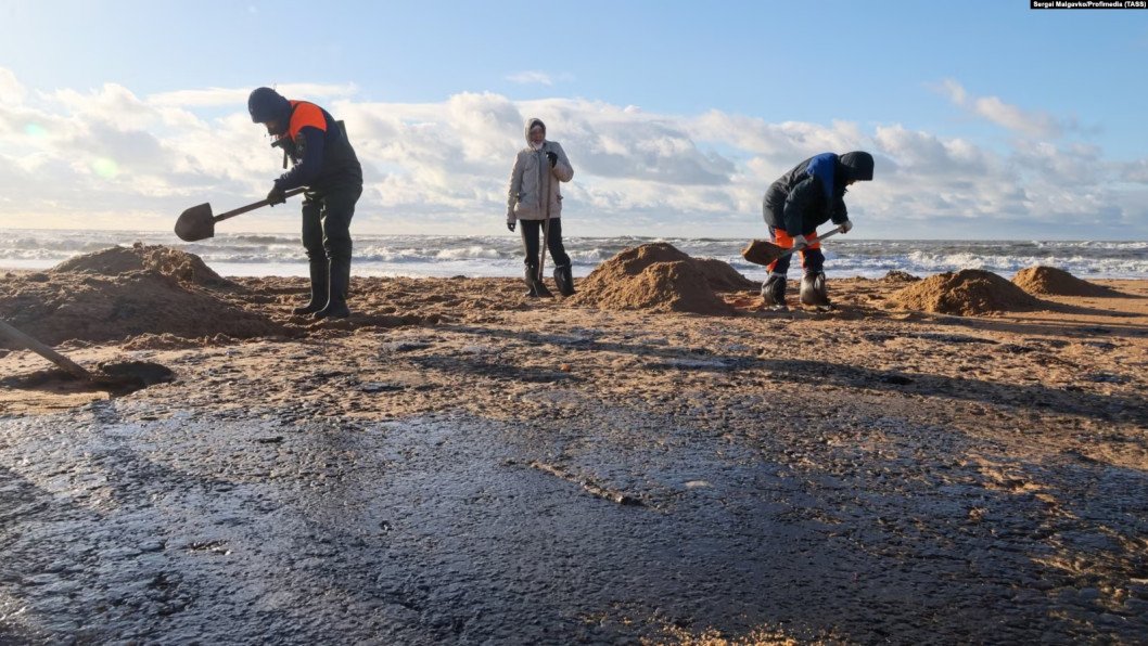 Russia's Anapa Residents Call on Putin to Deploy Experts for Black Sea Oil Spill Cleanup