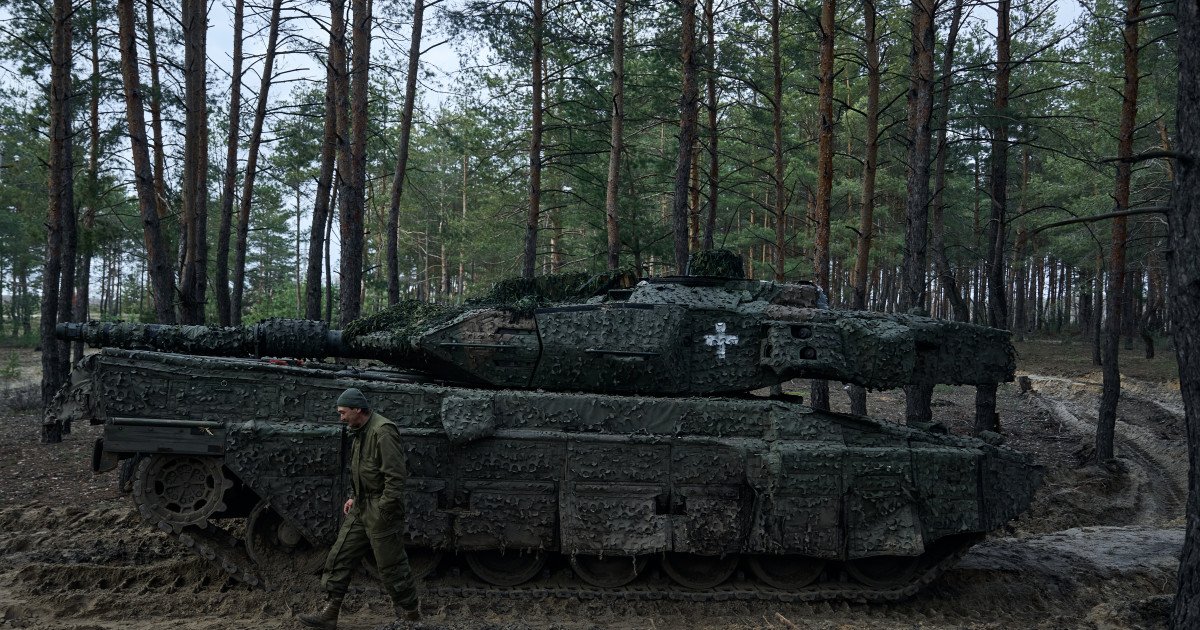 German Defense Chief Supports Boosting Leopard 2 Tank Deliveries