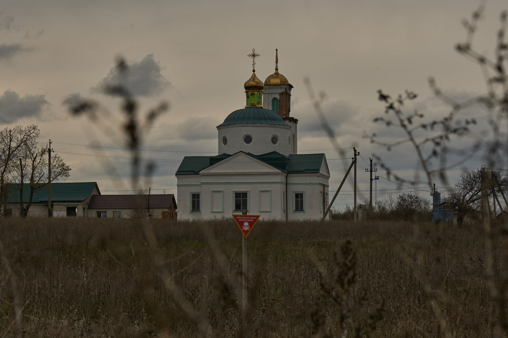 A field in front of a church in Hrakove, mined by Russian forces, April 2025. (Photo: Mykyta Shandyba) A field in front of a church in Hrakove, mined by Russian forces, April 2025. (Photo: Mykyta Shandyba)