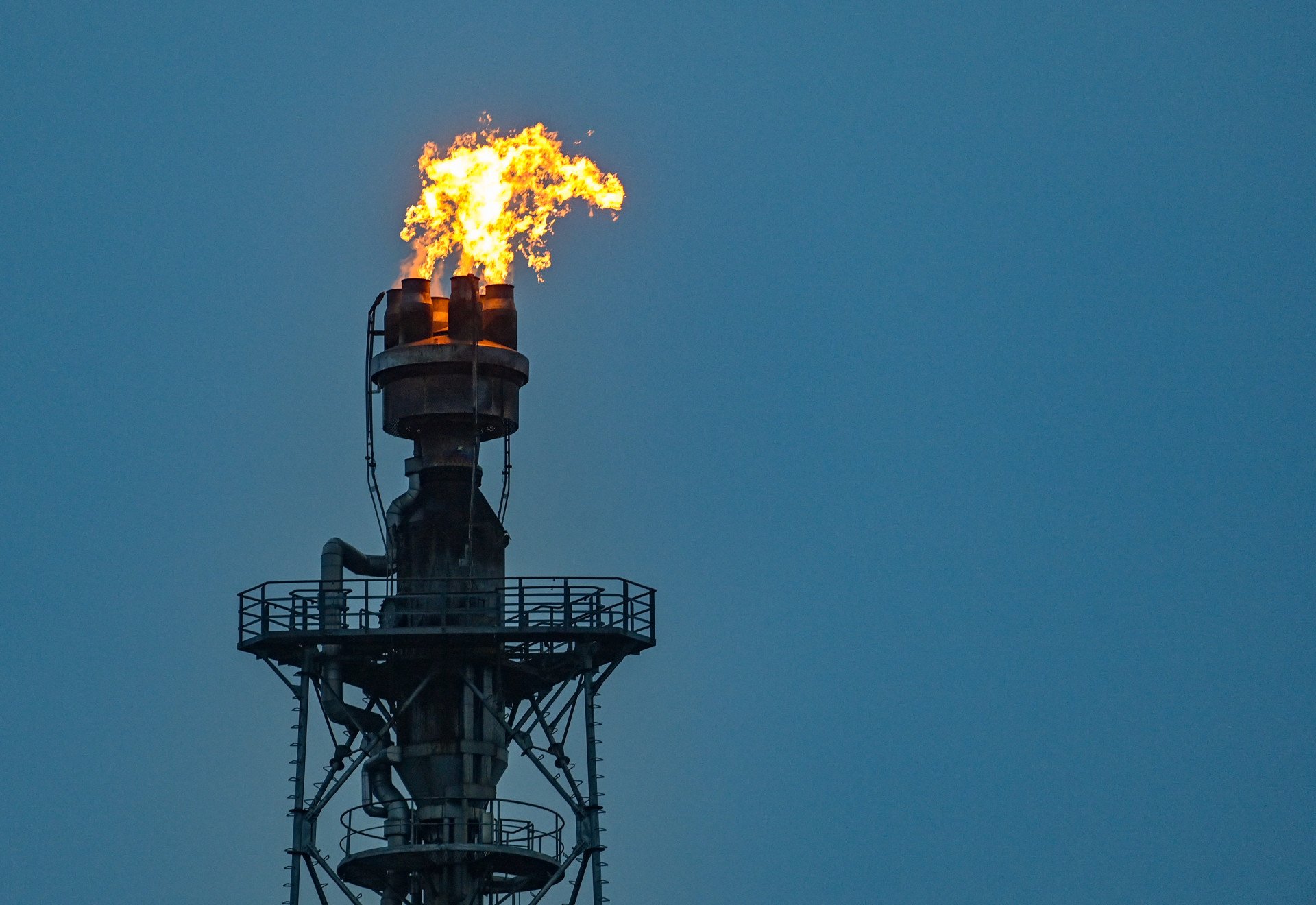 Russian Oil Tug-of-War: EU Tightens Sanctions as Iran-Israel Conflict Drives Prices Higher Russian Oil Tug-of-War: EU Tightens Sanctions as Iran-Israel Conflict Drives Prices Higher