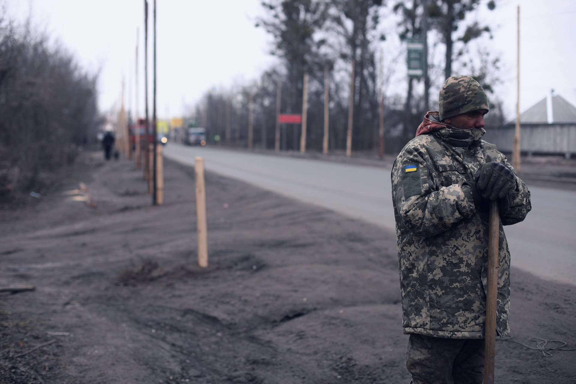 Un soldado del 96.º Batallón de Apoyo Independiente del III Cuerpo de Ejército cava hoyos para colocar postes que sujetan redes antidrones cerca de Izium, región de Járkov, marzo de 2026. (Foto: Lucile Brizard/UNITED24 Media) Un soldado del 96.º Batallón de Apoyo Independiente del III Cuerpo de Ejército cava hoyos para colocar postes que sujetan redes antidrones cerca de Izium, región de Járkov, marzo de 2026. (Foto: Lucile Brizard/UNITED24 Media)
