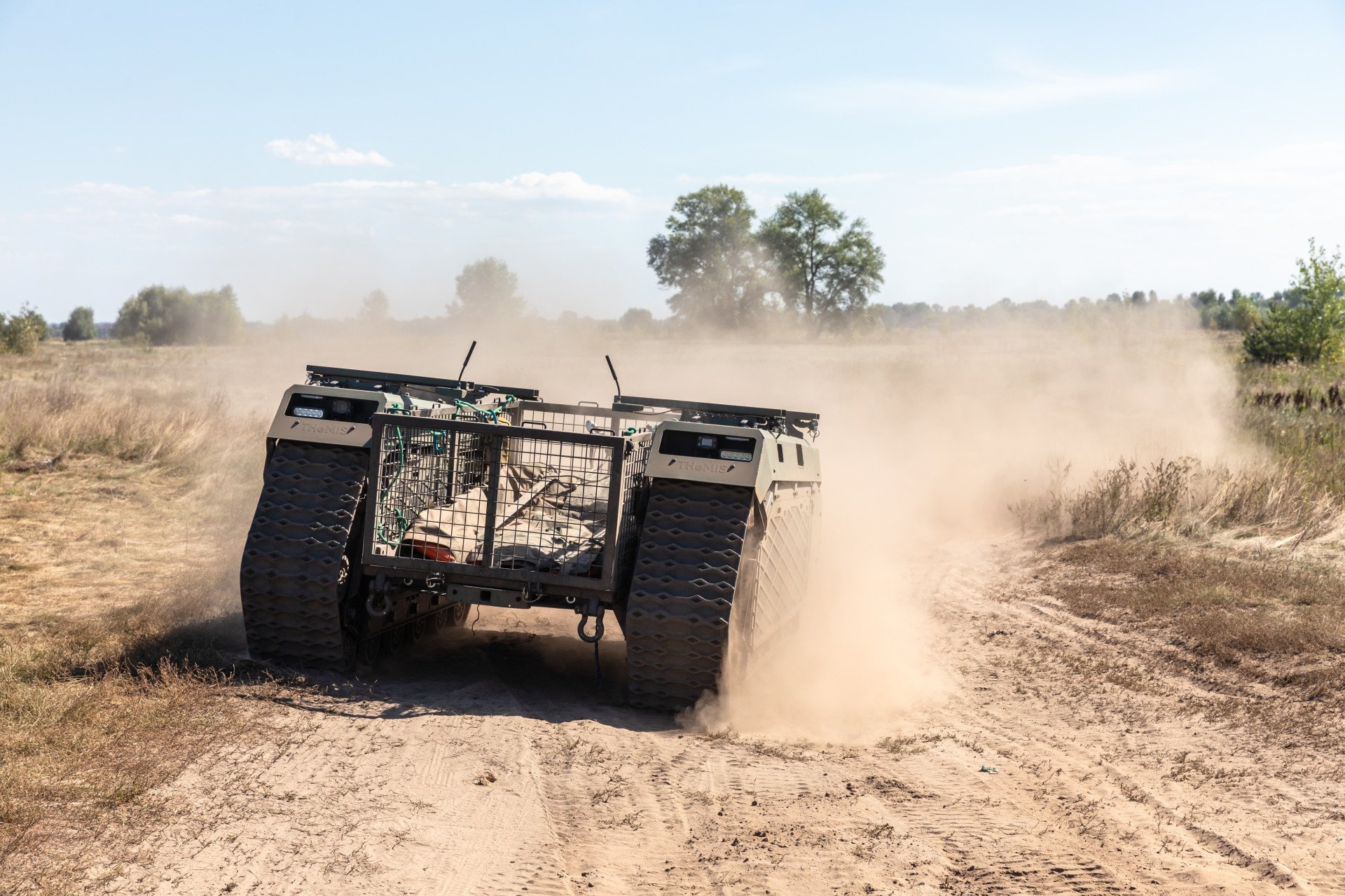 Robot de evacuación THeMIS visto en una carretera polvorienta durante las pruebas de campo, Kiev, Ucrania, 8 de septiembre de 2022. Foto de Mykhaylo Palinchak/SOPA Images/LightRocket vía Getty Images.