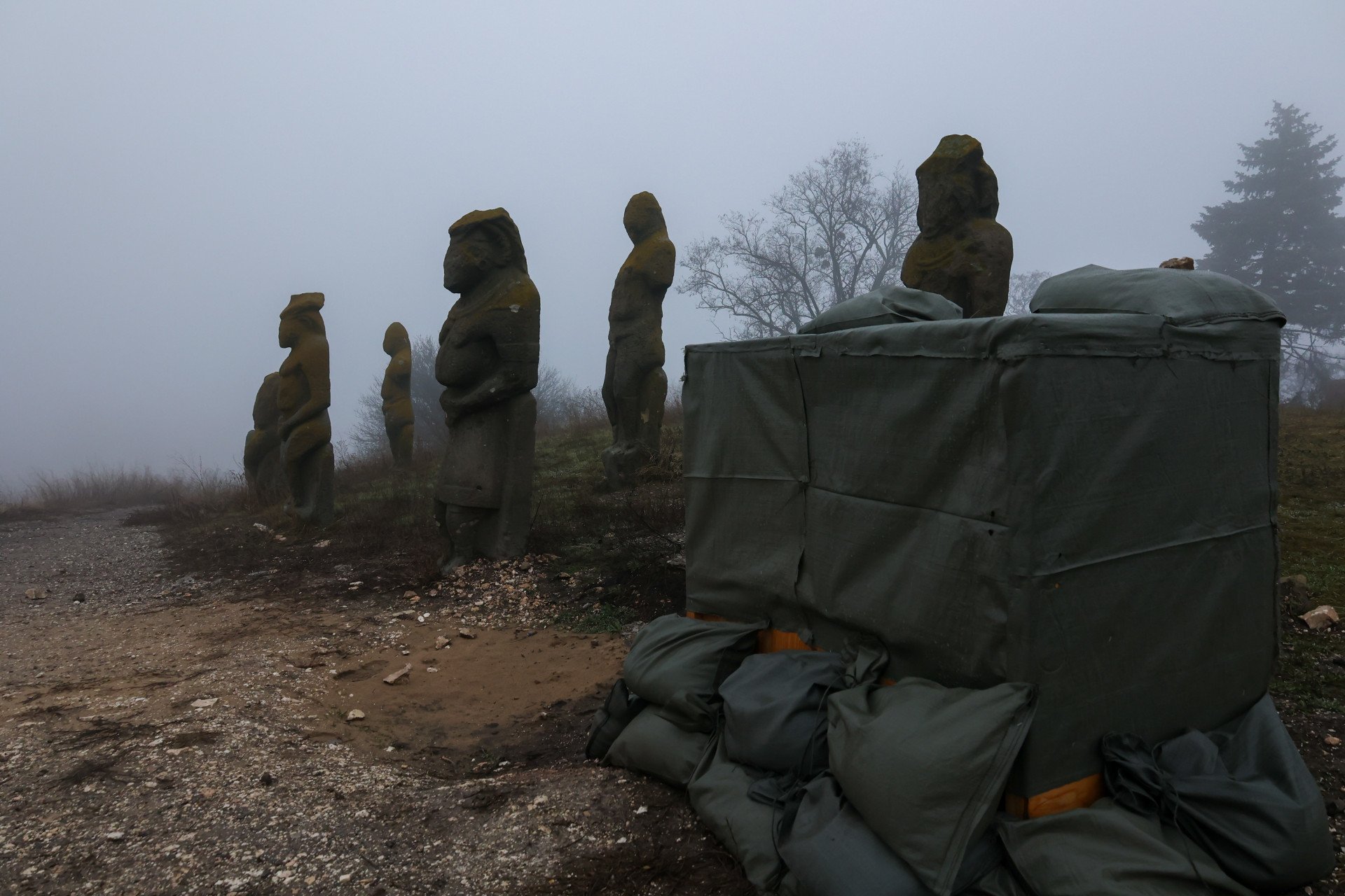 Una estatua de Baba polovtsiana destruida se alza en el monte Kremyanets, en Izyum, región de Kharkiv, Ucrania, el 13 de diciembre de 2023. Estas antiguas estatuas funerarias de piedra de los polovtsianos, que datan de los siglos IX al XIII, son monumentos sagrados del arte estepario temprano. La escultura fue destruida durante la ocupación rusa de Izyum. (Foto de Sofia Bobok/Anadolu Agency vía Getty Images)