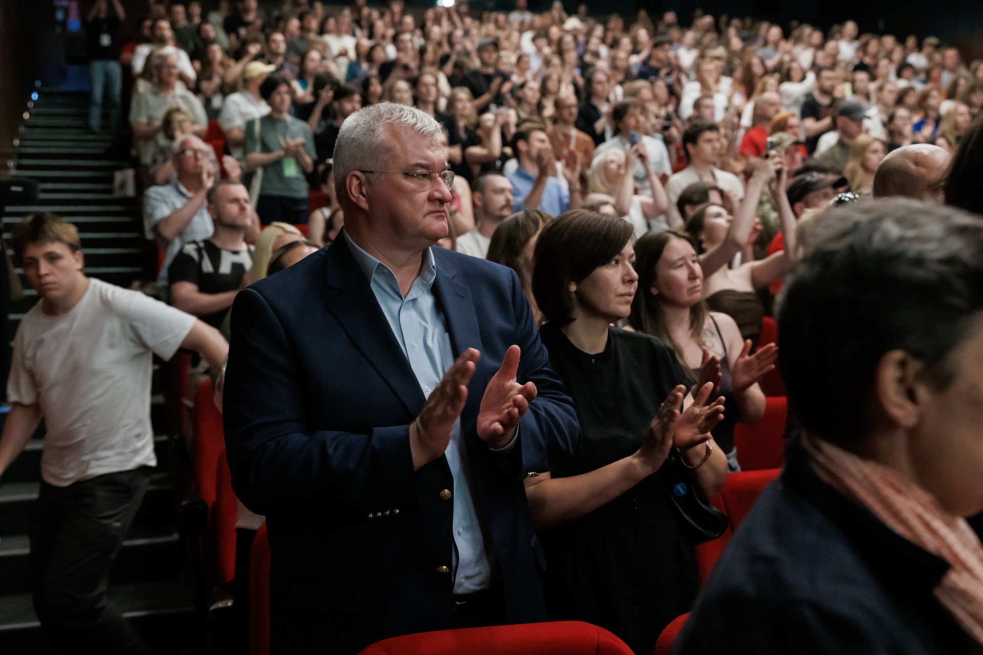 The audience stands after the end of the screening 2000 Meters to Andriivka by Mstyslav Chernov. Among the attendees Ukrainian Foreign Minister Andrii Sybiha. (Source: Docudays UA) The audience stands after the end of the screening 2000 Meters to Andriivka by Mstyslav Chernov. Among the attendees Ukrainian Foreign Minister Andrii Sybiha. (Source: Docudays UA)