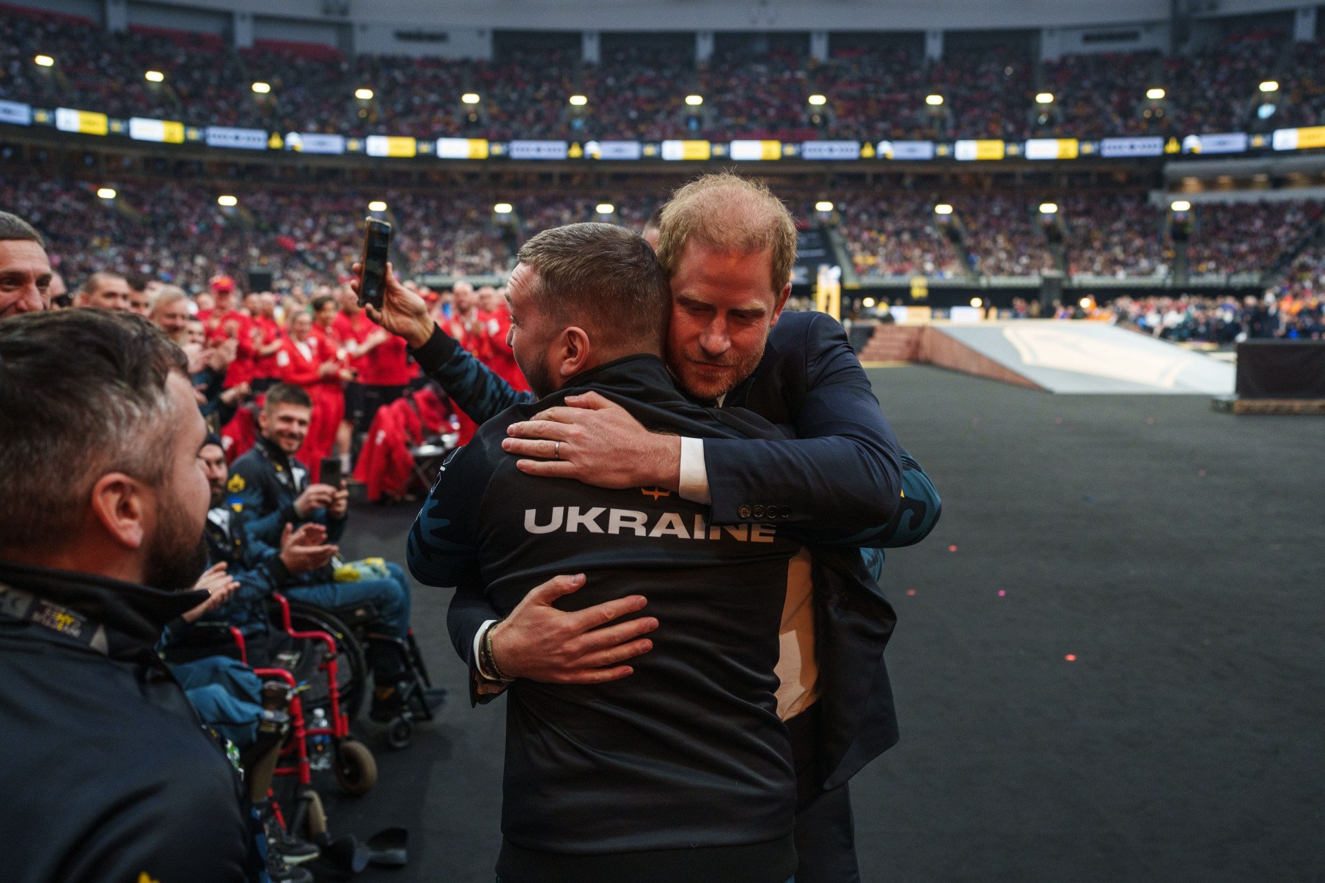 On February 8, Ukraine’s largest-ever team—35 wounded soldiers—proudly took part in the opening ceremony of the 2025 Invictus Games. The Duke of Sussex personally welcomed the team, honoring their resilience and strength. Photo by Serhii Korovayny