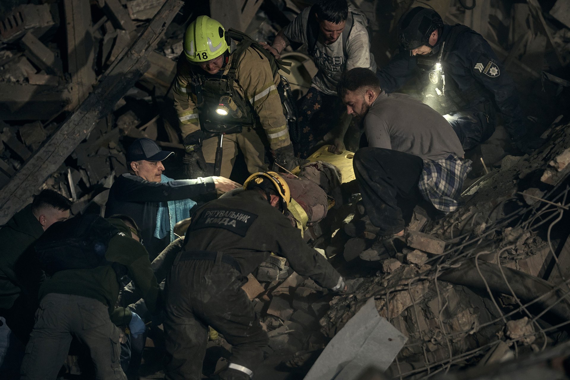 State Emergency Service workers and local residents work side by side to clear rubble after a Russian missile struck a residential building in the early hours of April 24, 2025, in Kyiv, Ukraine. (Photo by Kostiantyn Liberov/Libkos/Getty Images)