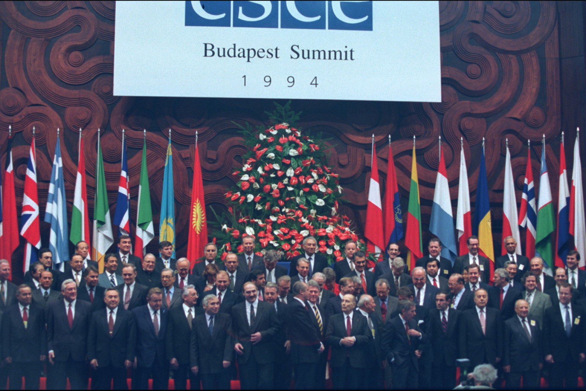 Budapest, Hungary, December 5, 1994: CSCE Summit in Budapest. Group photo. (Photo by THIERRY ORBAN/Sygma via Getty Images)