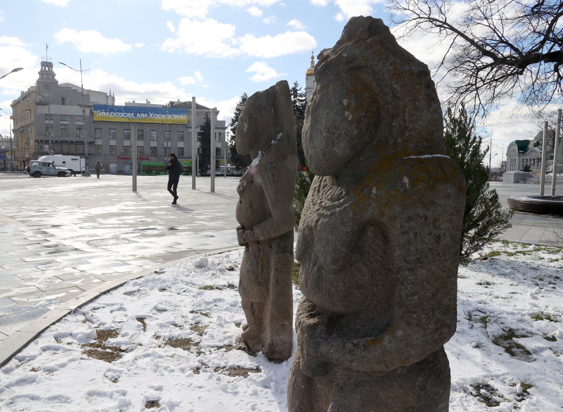Estatuas de piedra de los cumanos se exhiben en el exterior del Museo Histórico de Kharkiv, en el noreste de Ucrania. (Foto de Vyacheslav Madiyevskyy/Ukrinform/Future Publishing vía Getty Images)