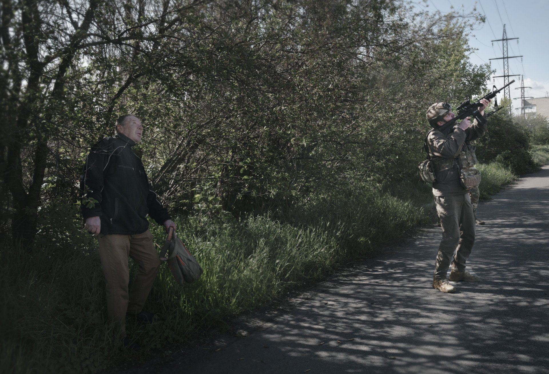 As a civilian walks through the kill zone, members of the 34th Marines engage a Russian Molniya drone. Kherson, Ukraine, May 2026. Photo: Joshua Olley / UNITED24 Media.