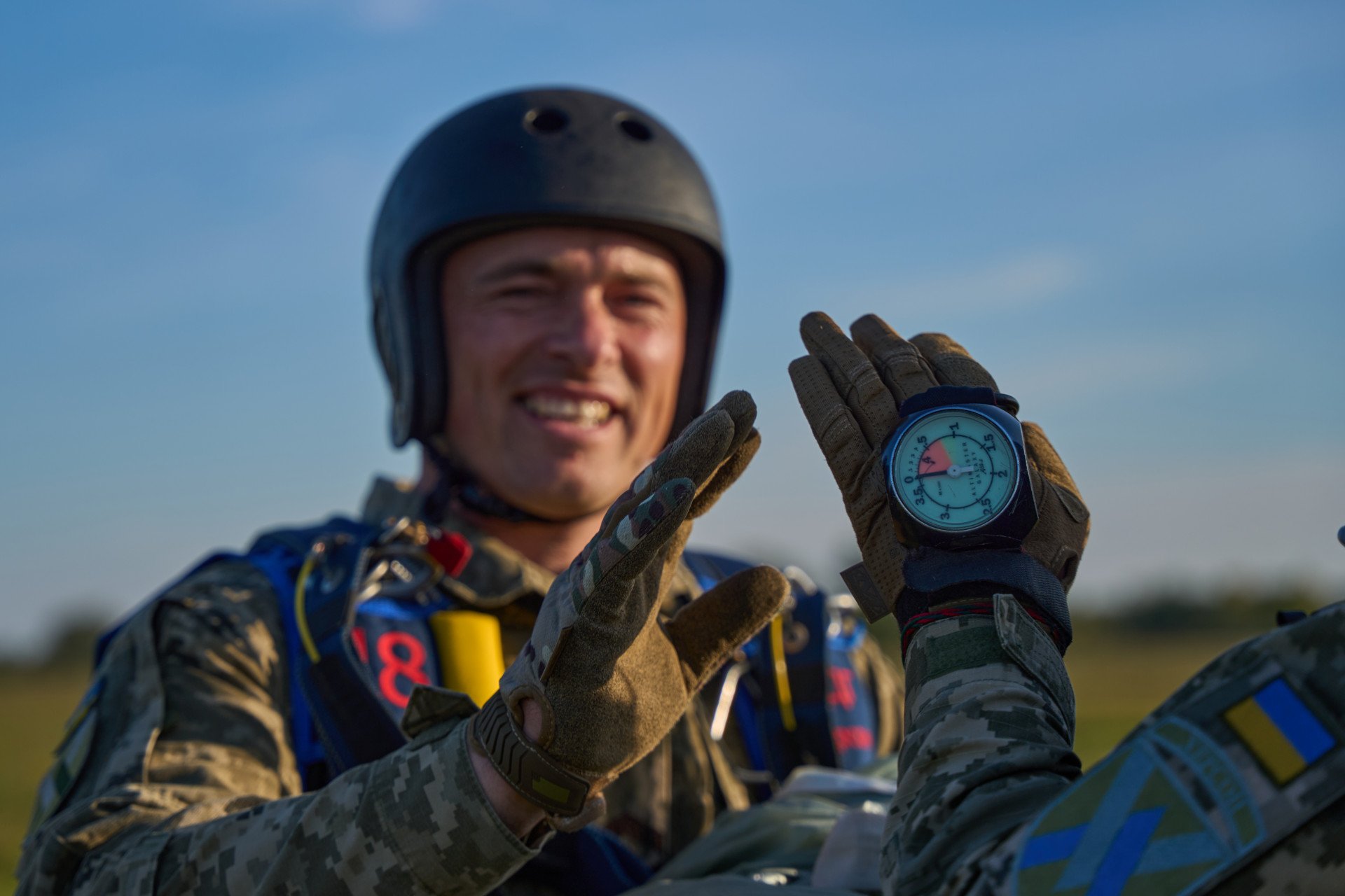 After a successful landing, parachute troops exchange quick congratulations. (Photo: Mykyta Shandyba)