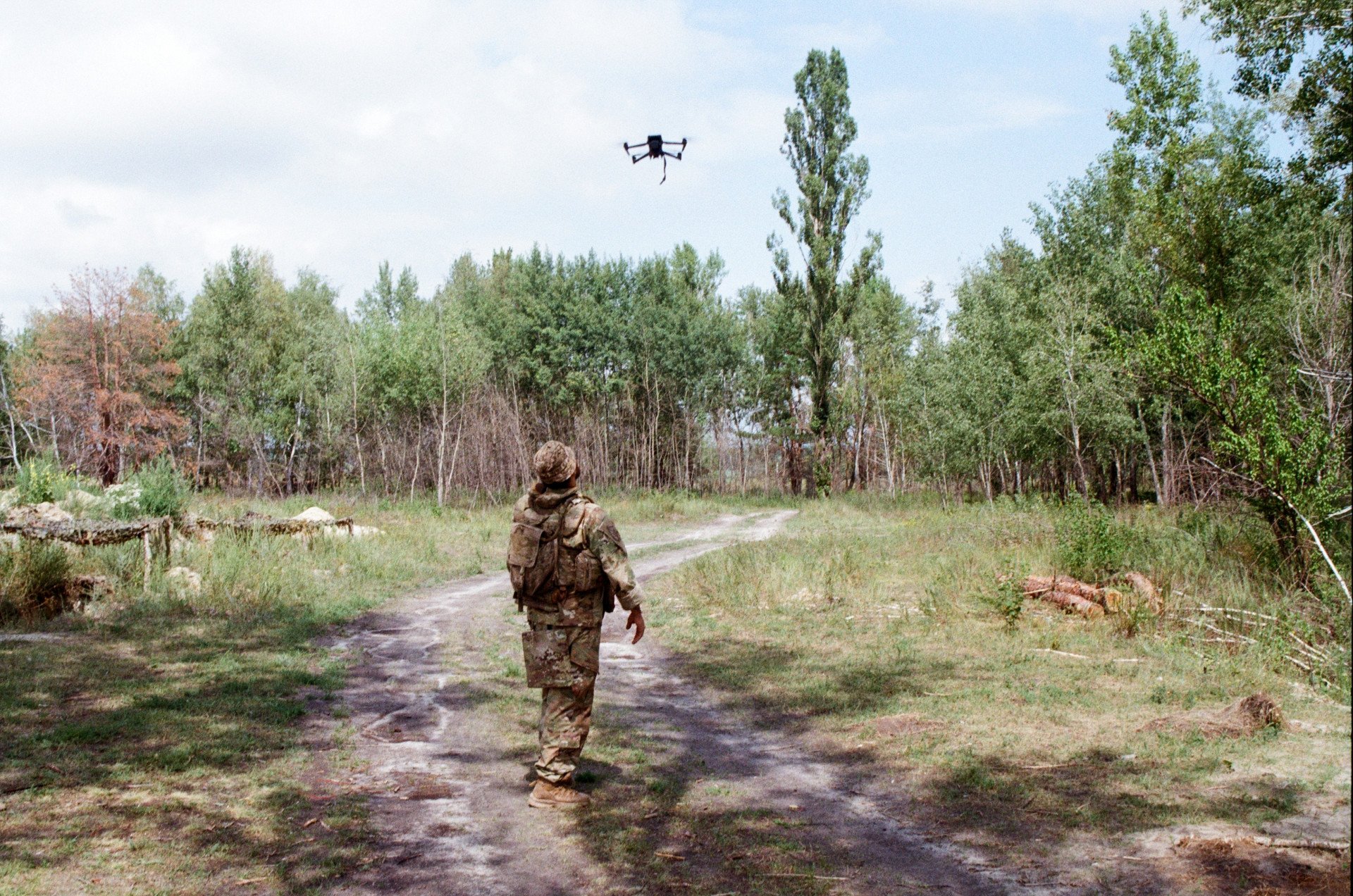 Xerox looks up, as he waits to catch one of the Mavics he is training with. Ukraine, August 2025. Photo by Lucile Brizard/UNITED24 Media.