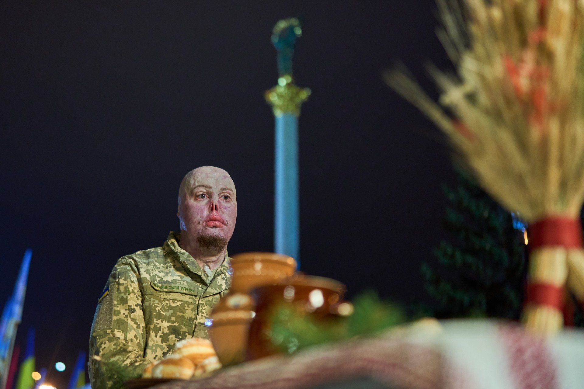 Despite everything he has been through, Yehor has not lost faith in his people. He shares this Christmas table in spirit with those who are no longer with us and places his hope in the strength of those who continue the fight against Russian invasion. In the background stands the Berehynia monument, depicting a woman holding a guelder-rose branch—a powerful symbol of Ukraine and its spirit of resistance. It was here, during the Revolution of Dignity, that Ukraine’s fight for freedom began, driven by the nation’s aspiration for a more just and transparent future. (Photo: Mykyta Shandyba)