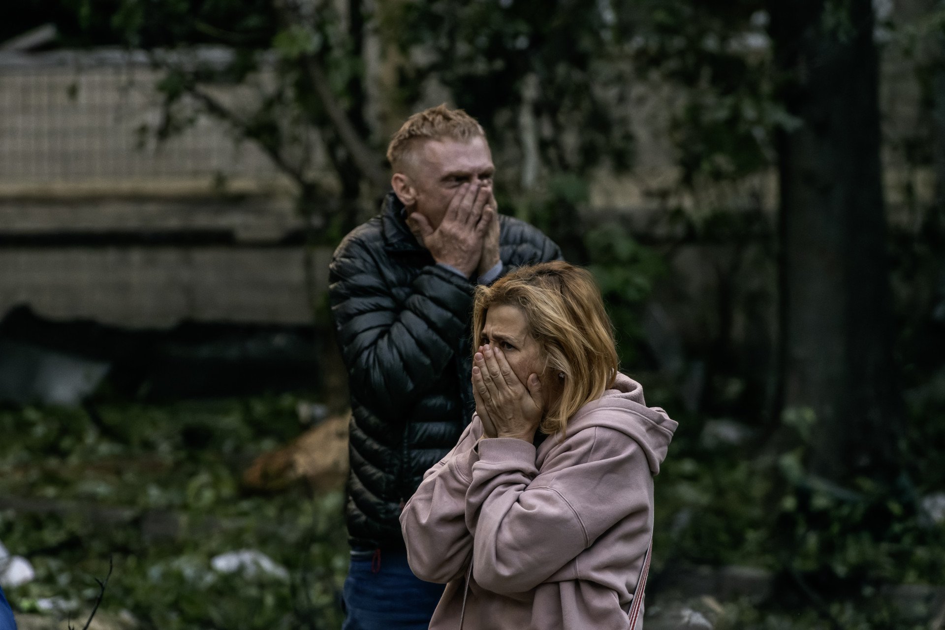 Familiares de los desaparecidos bajo los escombros se reúnen en el lugar donde se encuentra un edificio residencial alcanzado por un misil balístico ruso durante un ataque masivo nocturno en Kyiv, Ucrania, el 17 de junio de 2025. (Foto de Maxym Marusenko/NurPhoto vía Getty Images) Familiares de los desaparecidos bajo los escombros se reúnen en el lugar donde se encuentra un edificio residencial alcanzado por un misil balístico ruso durante un ataque masivo nocturno en Kyiv, Ucrania, el 17 de junio de 2025. (Foto de Maxym Marusenko/NurPhoto vía Getty Images)