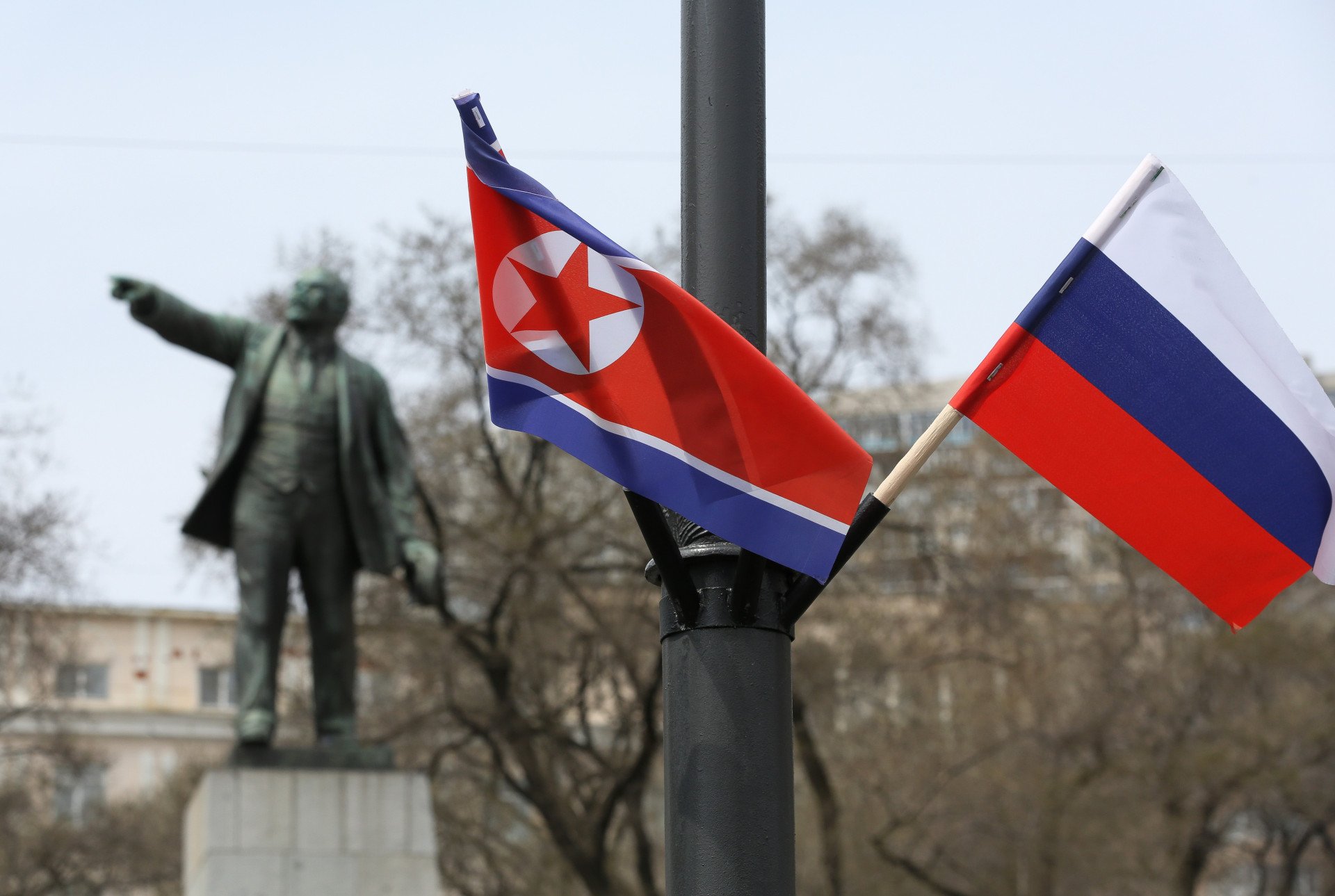 Banderas de Corea del Norte y Rusia ondean en la estación de tren de Vladivostok durante la visita de Kim Jong Un a Rusia, el 26 de abril de 2019. (Fuente: Getty Images)