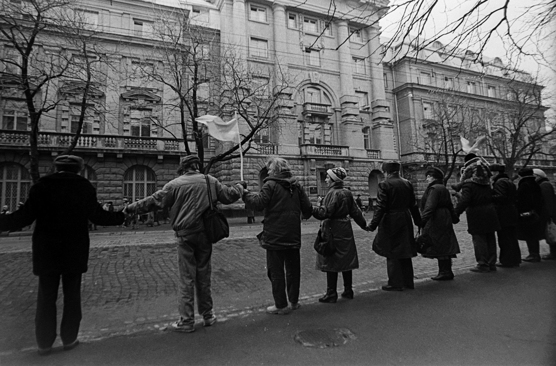 JAN 21, 1990 — Unity Day of Ukraine. On January 22, a human chain from Lviv to Kyiv. According to official Soviet data, the number of participants was up to 450,000 people, according to unofficial data, 1-3 million. Kyiv, January 22, 1990. Photo by Oleksandr Glyadyelov