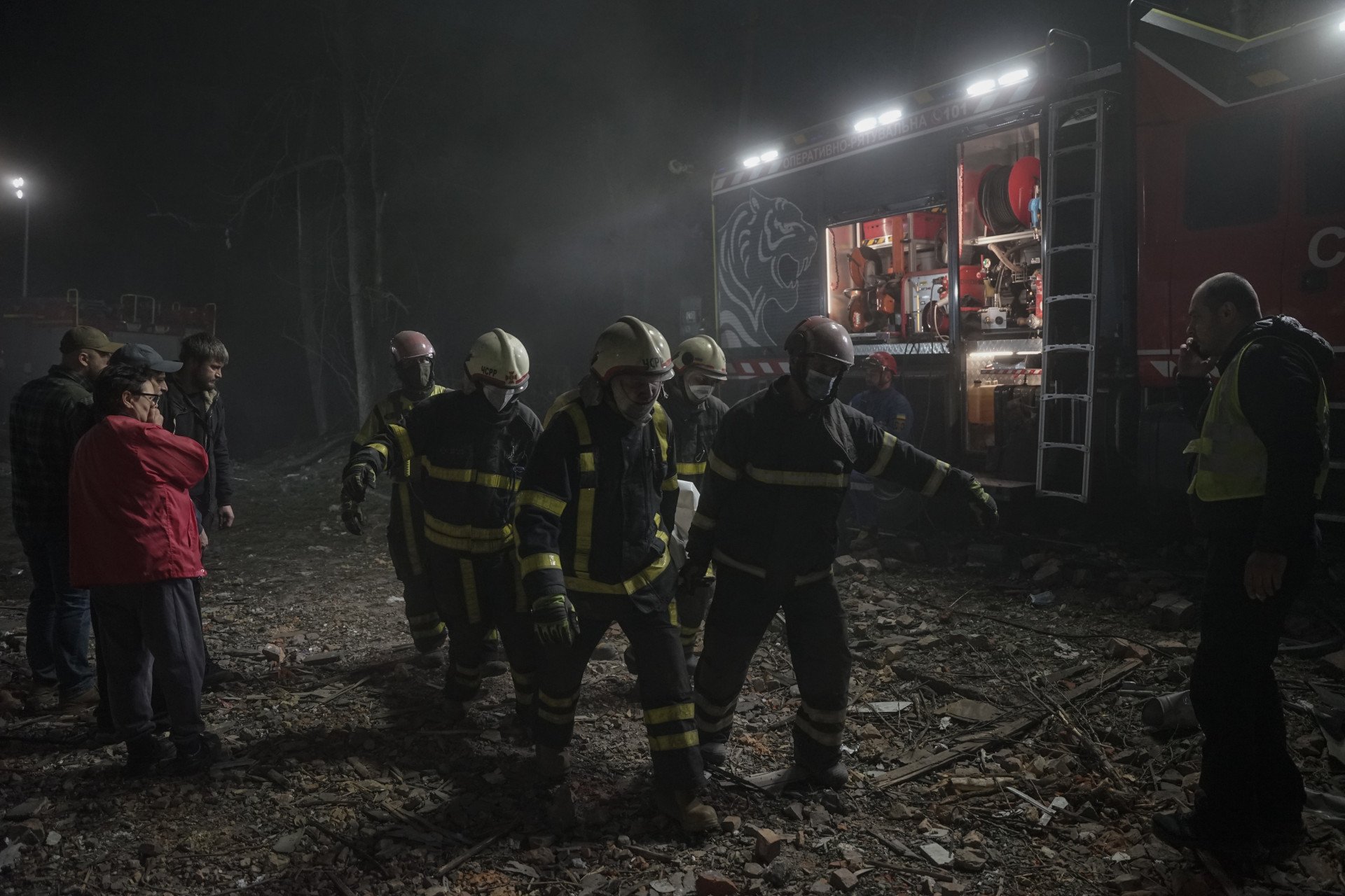 Kyiv’s emergency workers remained on-site for over 12 hours. Psychologists from the State Emergency Service were also on-site, providing support to survivors in the immediate aftermath. (Photo: Pavlo Petrov @petrovp.photo)