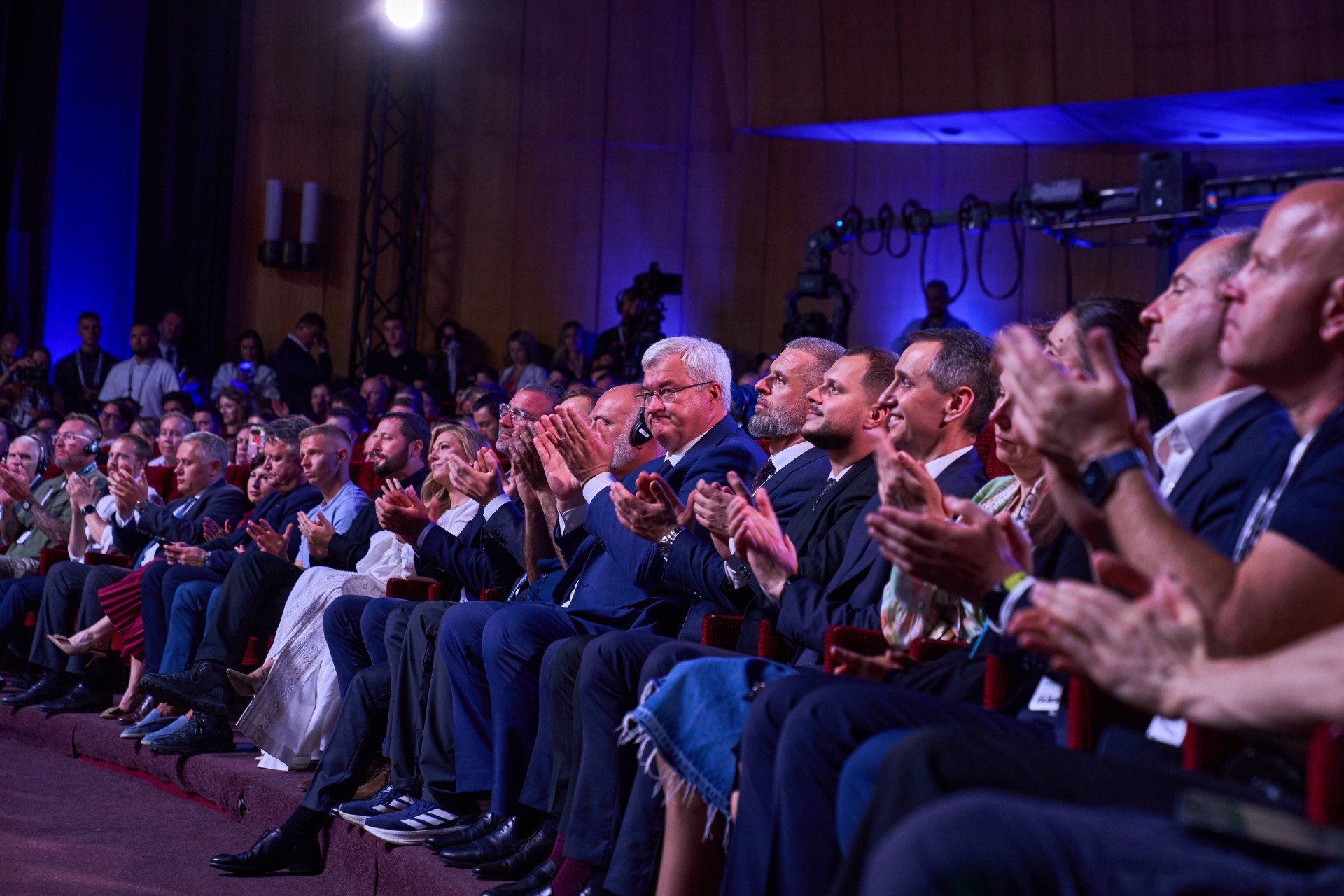 Special guests and honorees, including Ukrainian footballer Oleksandr Zinchenko, Ukrainian filmmaker Mstyslav Chernov, Ukraine’s Foreign Minister Andrii Sybiha, American actor Liev Schreiber, and many others applaud as panelists are introduced at the UNITED24 MODE Summit in Kyiv, Ukraine. (Photo: Mykyta Shandyba / UNITED24 Media) Special guests and honorees, including Ukrainian footballer Oleksandr Zinchenko, Ukrainian filmmaker Mstyslav Chernov, Ukraine’s Foreign Minister Andrii Sybiha, American actor Liev Schreiber, and many others applaud as panelists are introduced at the UNITED24 MODE Summit in Kyiv, Ukraine. (Photo: Mykyta Shandyba / UNITED24 Media)