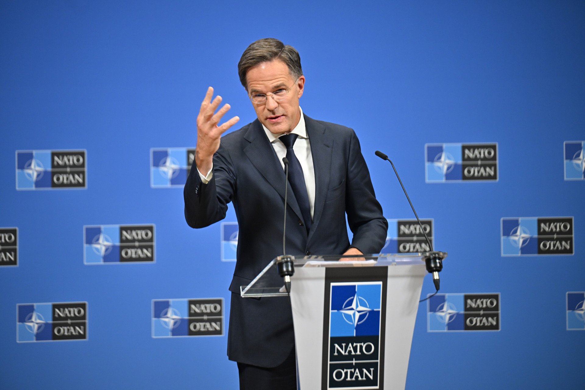 El secretario general de la OTAN, Mark Rutte, ofrece una conferencia de prensa en la sede de la OTAN, en la que subraya el compromiso de la alianza con la seguridad de sus Estados miembros tras la reunión de emergencia del Consejo de la OTAN en respuesta a la violación del espacio aéreo de Estonia por parte de Rusia, en Bruselas, Bélgica, el 23 de septiembre de 2025. Foto de Dursun Aydemir/Anadolu vía Getty Images.
