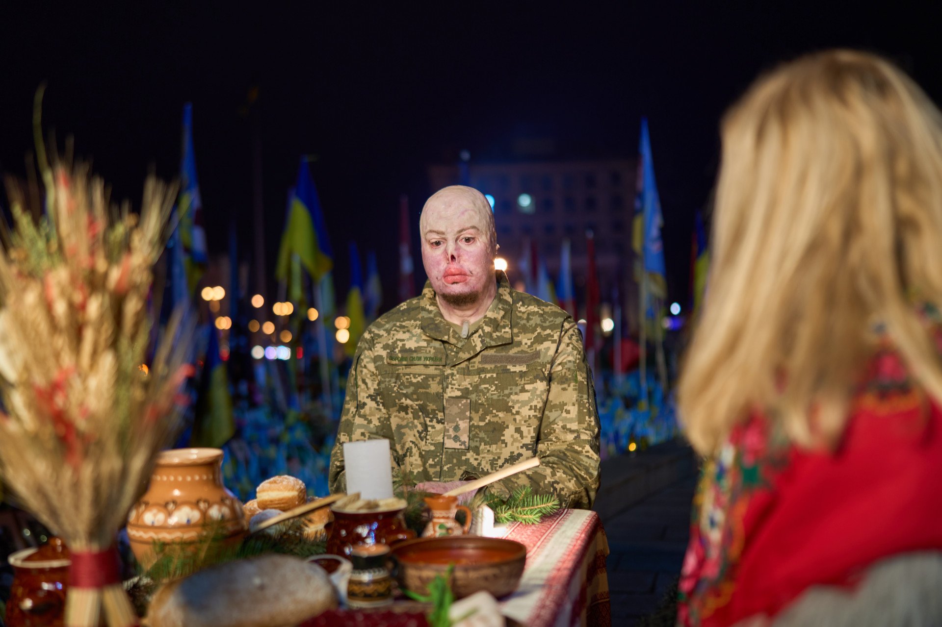 In these photos, Yehor represents Ukraine’s defenders, the cost of freedom, and the peace we cherish today. Seated under the evening sky of free Kyiv, he stands as a reminder that the ability to celebrate Christmas is made possible by the courage, resilience, and sacrifices of the Armed Forces. (Photo: Mykyta Shandyba)