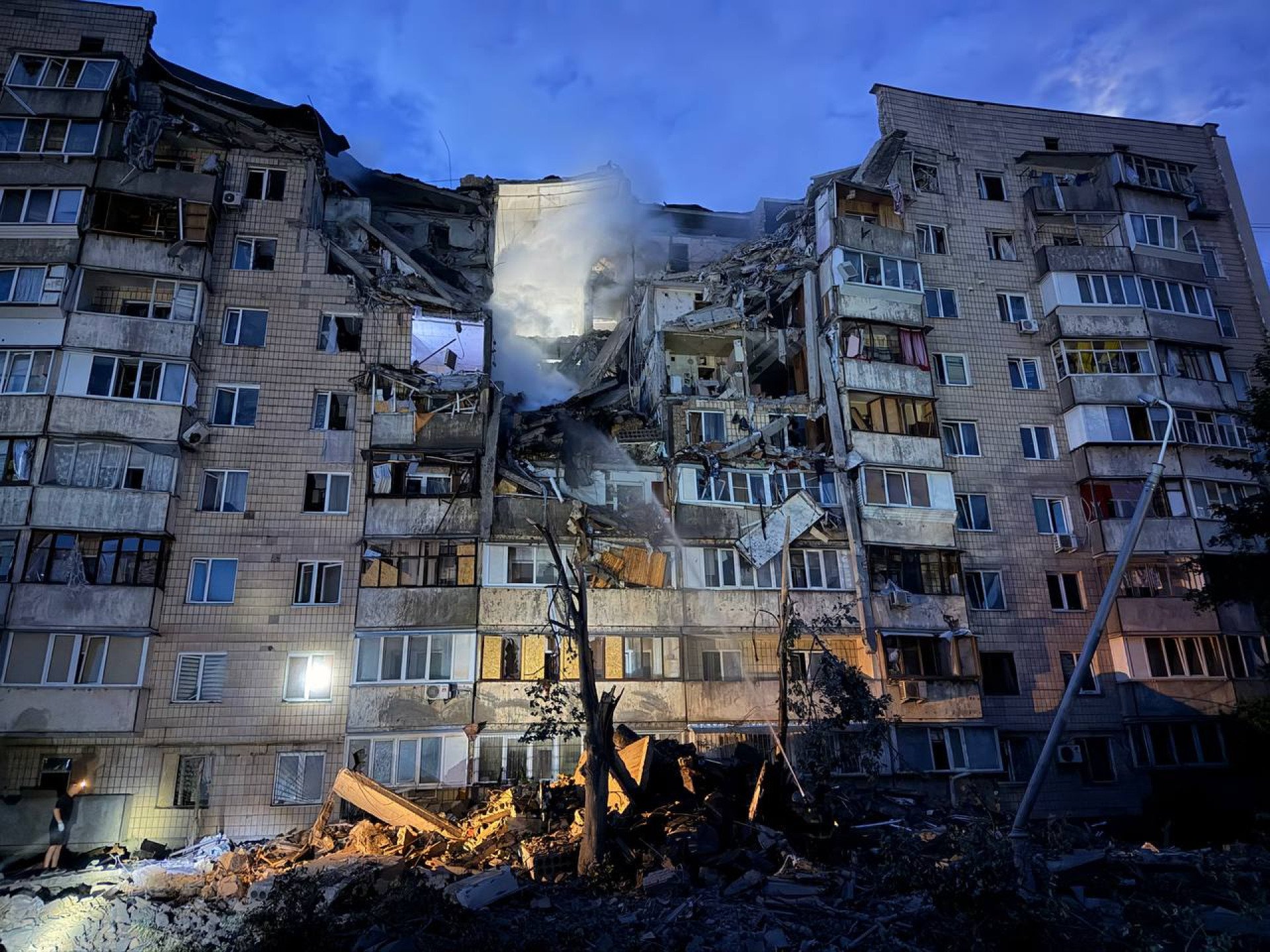 Ataque con misiles balísticos Consecuencias de un devastador ataque ruso con misiles balísticos contra un edificio residencial de gran altura en la ciudad de Kyiv, mostrando graves daños estructurales.