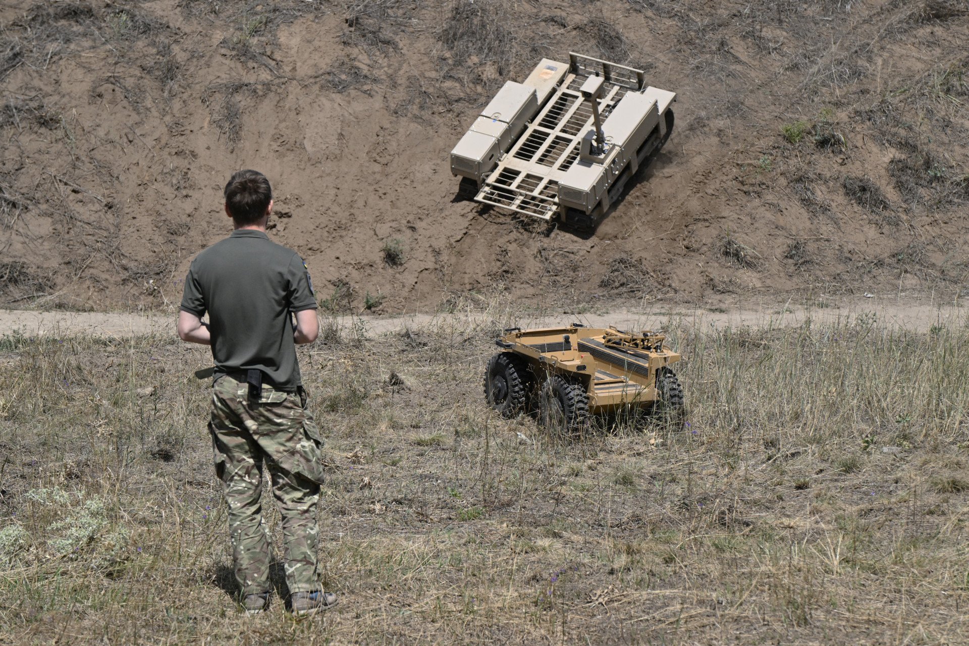 Un militar ucraniano de la 93.ª Brigada Mecanizada Independiente controla vehículos terrestres no tripulados en un campo de entrenamiento en una ubicación no revelada del este de Ucrania el 13 de agosto de 2025, en medio de la invasión rusa de Ucrania. Foto de Genya Savilov/AFP vía Getty Images.
