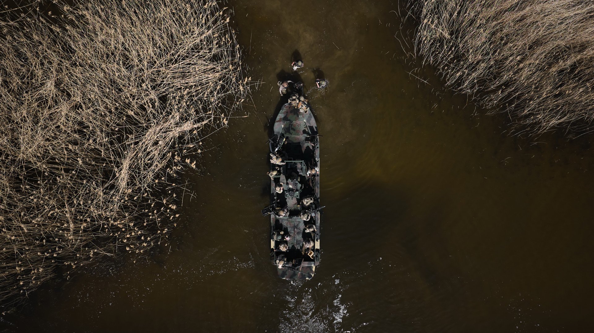 After completing the mission, the assault team boards the boats and withdraws from the perimeter. After completing the mission, the assault team boards the boats and withdraws from the perimeter.