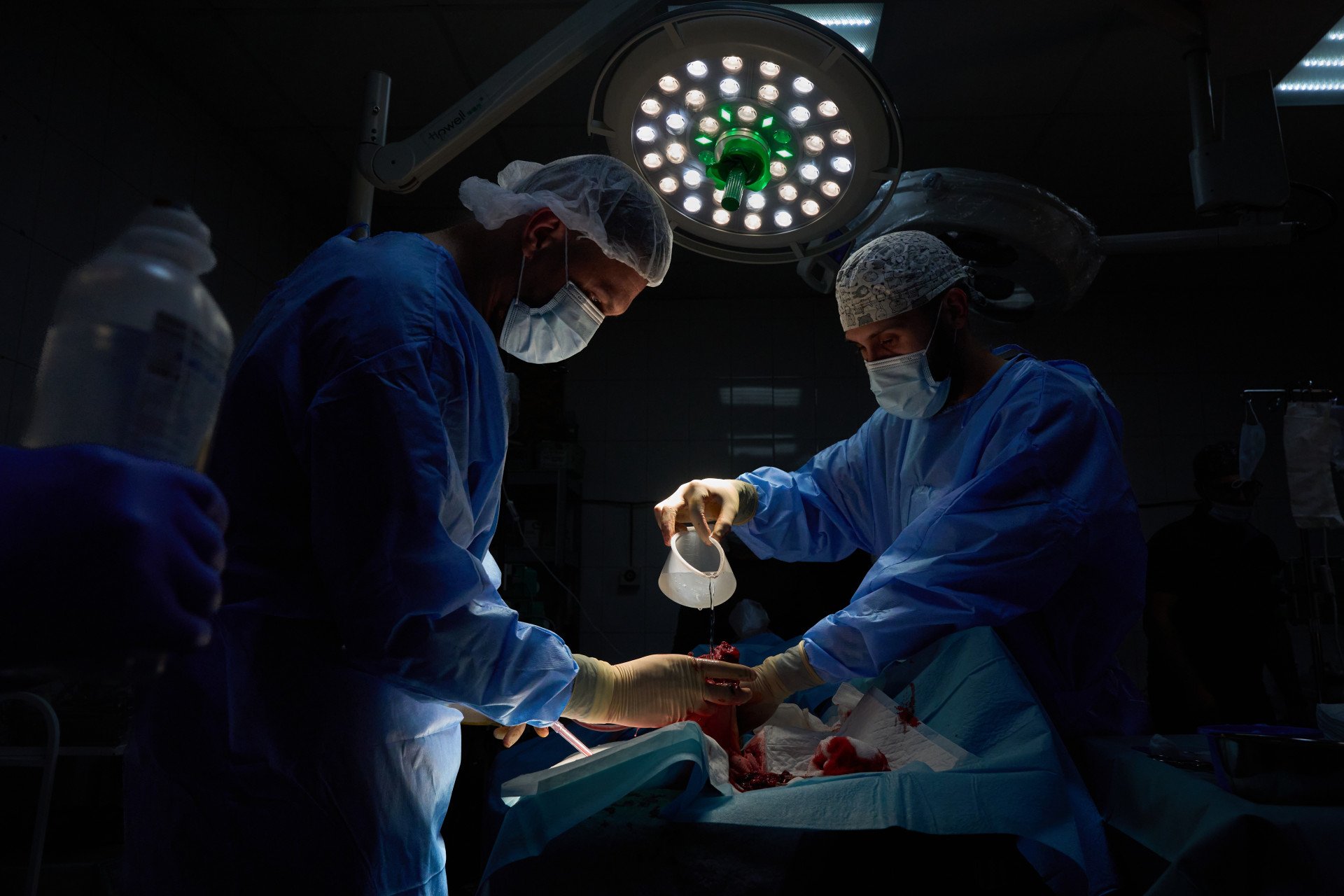 the 3rd Army Corps’ 4th Separate Medical Battalion Surgeons from the 3rd Army Corps’ 4th Separate Medical Battalion operate a wounded soldier. (Photo by Mykyta Shandyba)