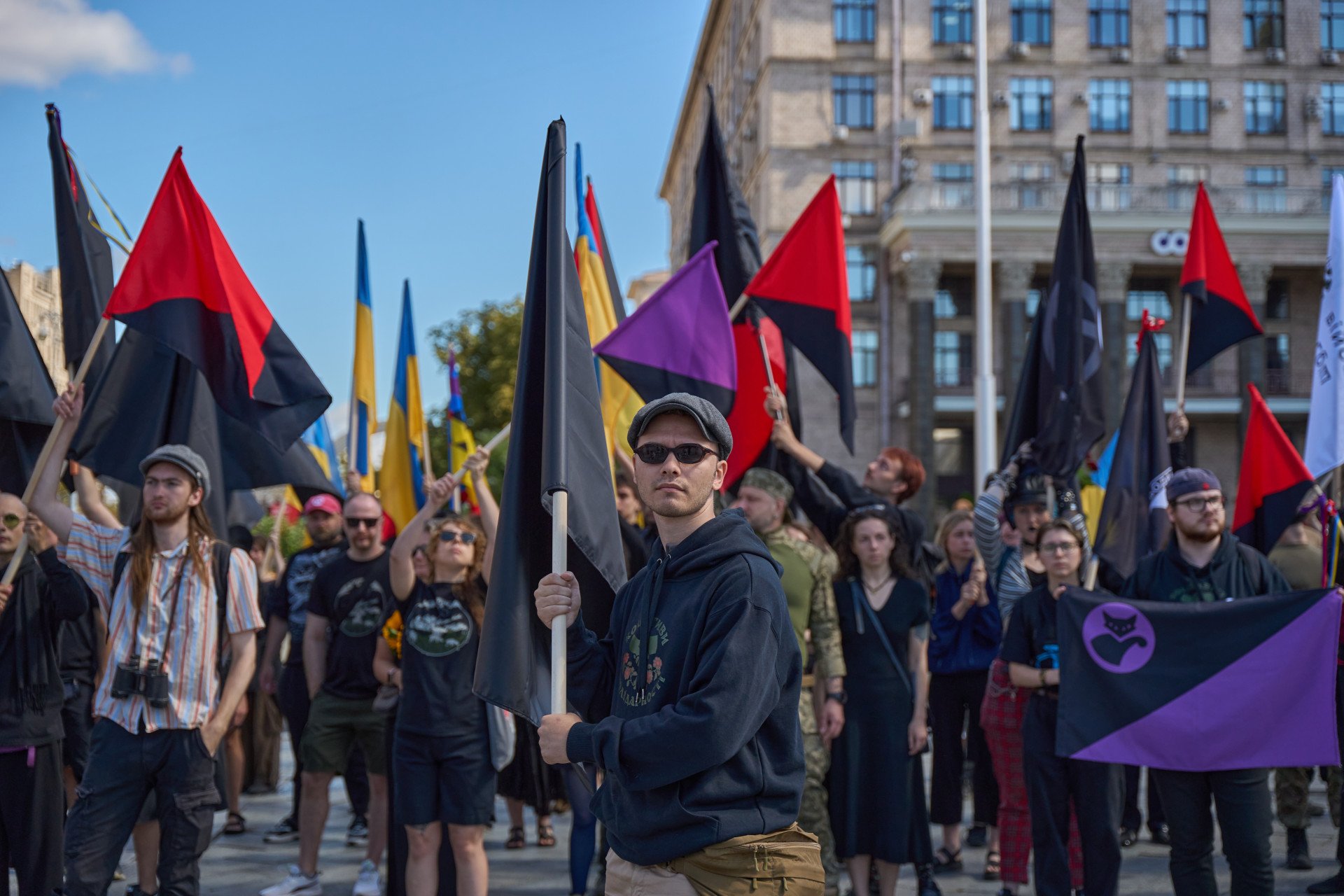 Friends and supporters wave Ukrainian and anarchist flags, honoring David Chichkan and his fierce anti-fascist, anti-imperialist beliefs. August 18, 2025, Kyiv, Ukraine. Photo by Mykyta Shandyba/UNITED24 Media.