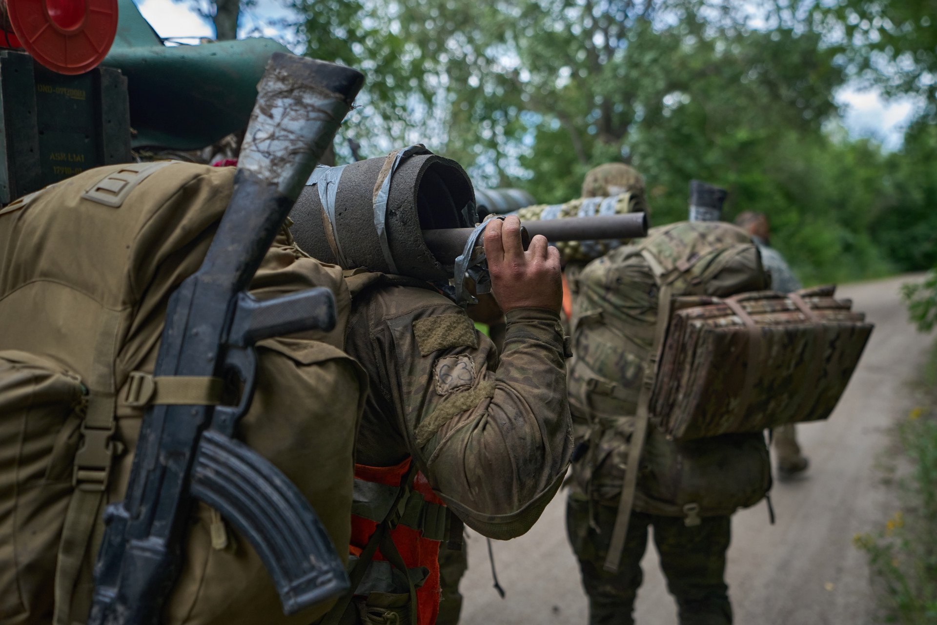 Candidates must carry a platform made of thin pipes, loaded with heavy weight. Through joint effort, they must distribute the load and complete the required distance. Candidates must carry a platform made of thin pipes, loaded with heavy weight. Through joint effort, they must distribute the load and complete the required distance.
