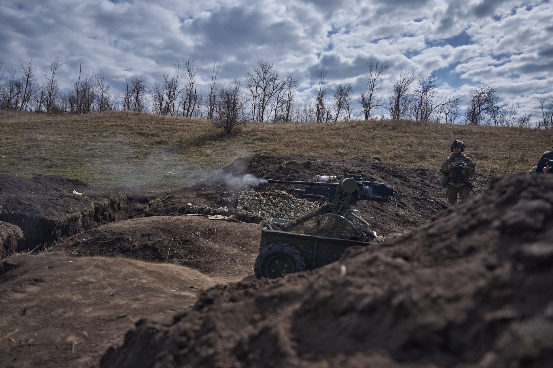 Un soldado maneja un vehículo terrestre no tripulado durante un entrenamiento, en un lugar no especificado de Ucrania. Foto de Mykyta Shandyba/UNITED24 Media.