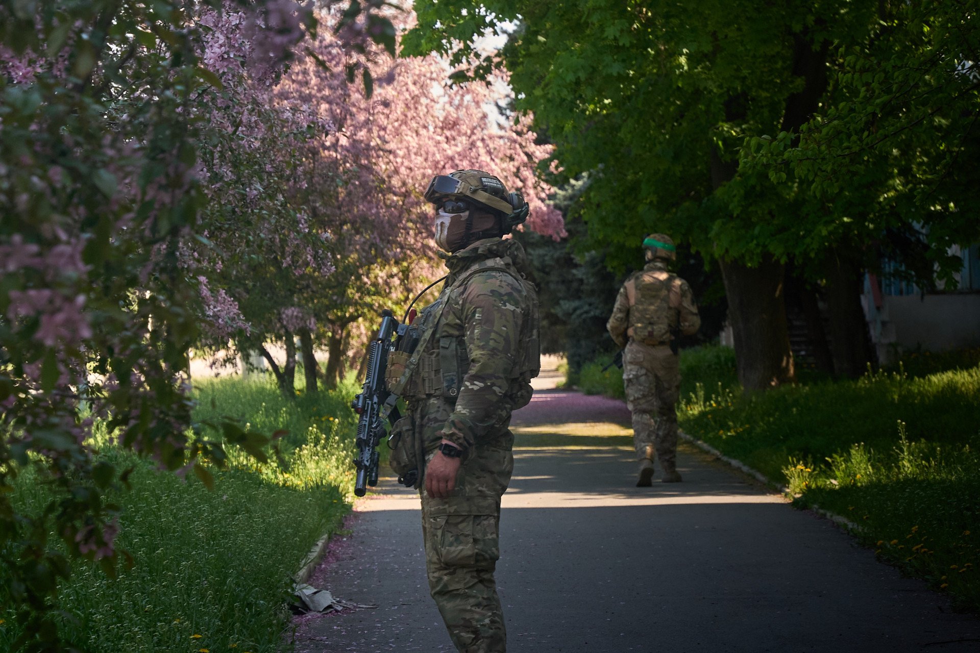 A Walk Through Ukraine’s Frontline City Among FPV Drones, FAB Bombs, and Civilians—In Photos