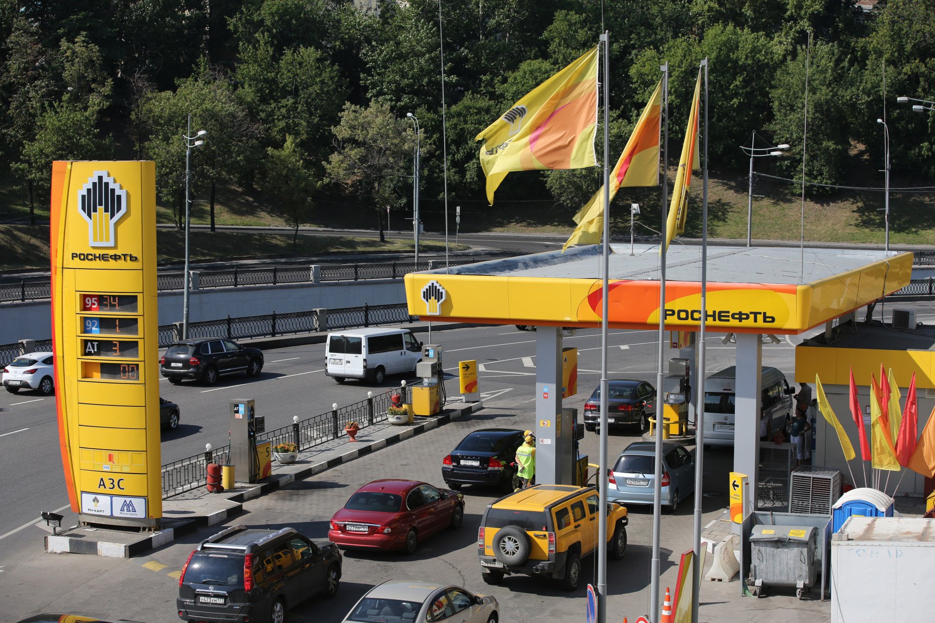 Illustrative image. Customers queue for fuel on the forecourt of an OAO Rosneft gas station in Moscow, Russia, on July 18, 2014. (Source: Getty Images) Illustrative image. Customers queue for fuel on the forecourt of an OAO Rosneft gas station in Moscow, Russia, on July 18, 2014. (Source: Getty Images)