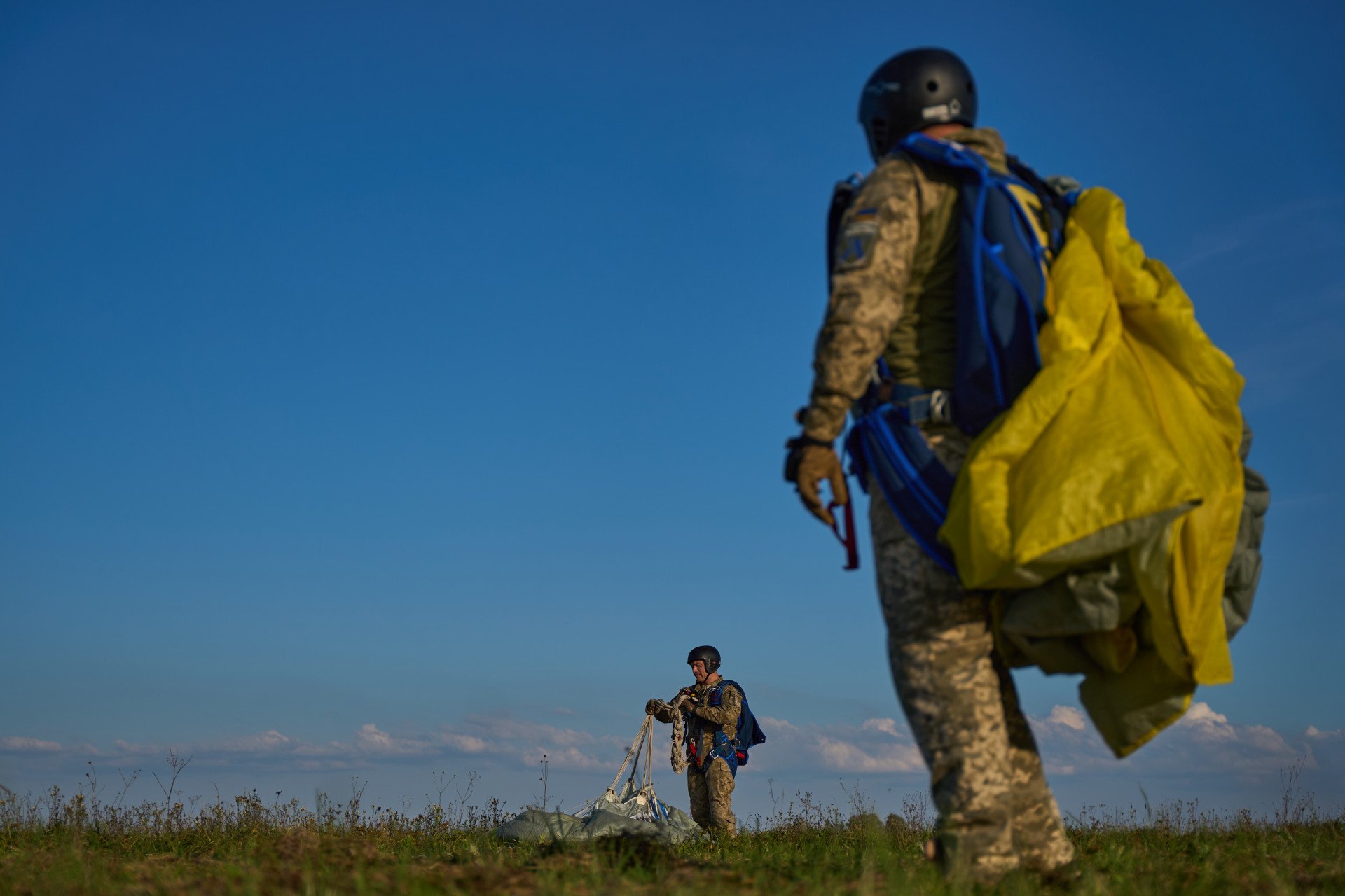 After landing, soldiers gather their parachutes and head to the starting point for debriefing and packing. (Photo: Mykyta Shandyba)