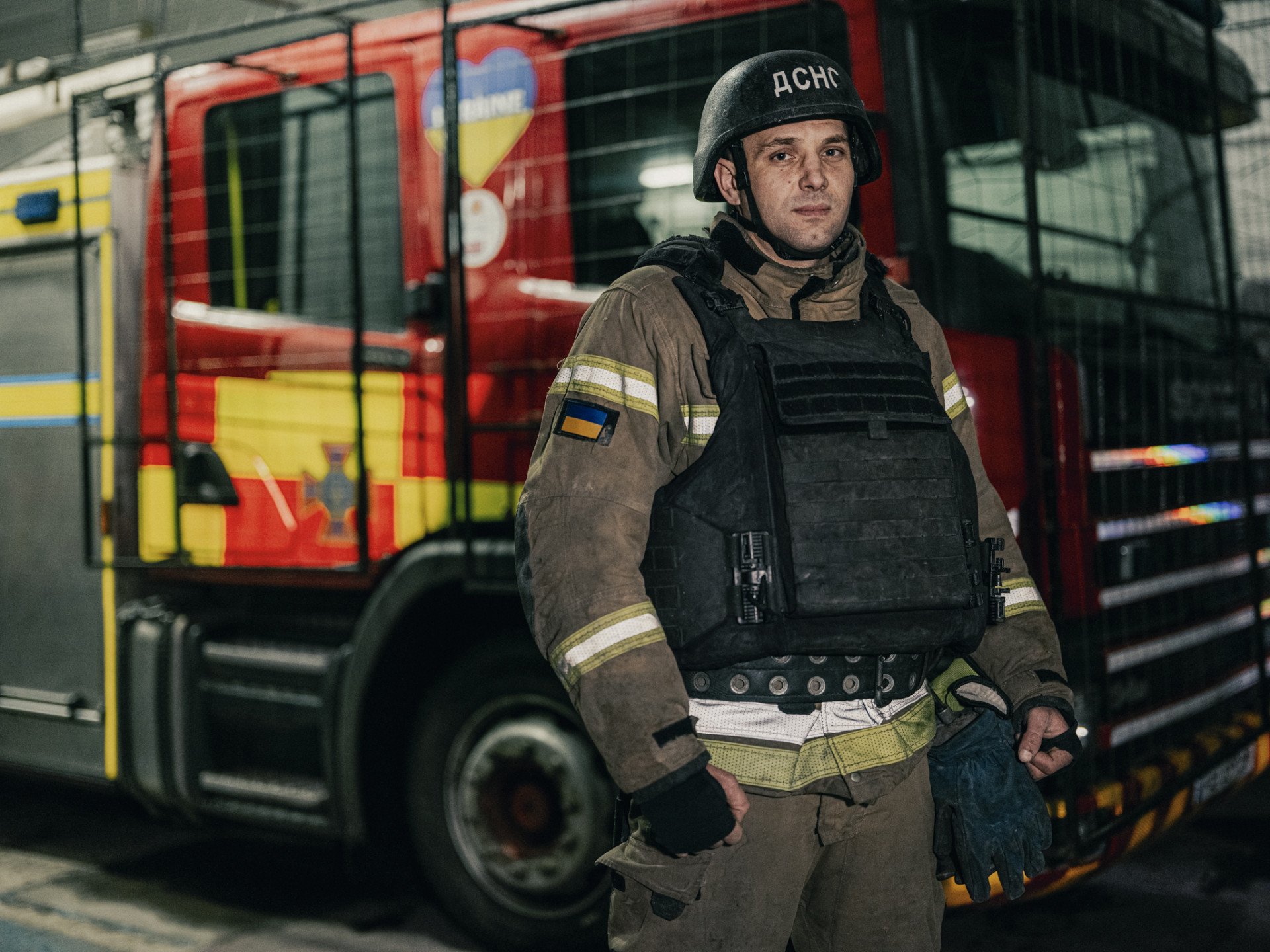 Ukrainian rescuer in Nikopol with a donated appliance from FIRE AID in Dnipropetrovsk region. (Photo: Edward Matthews)