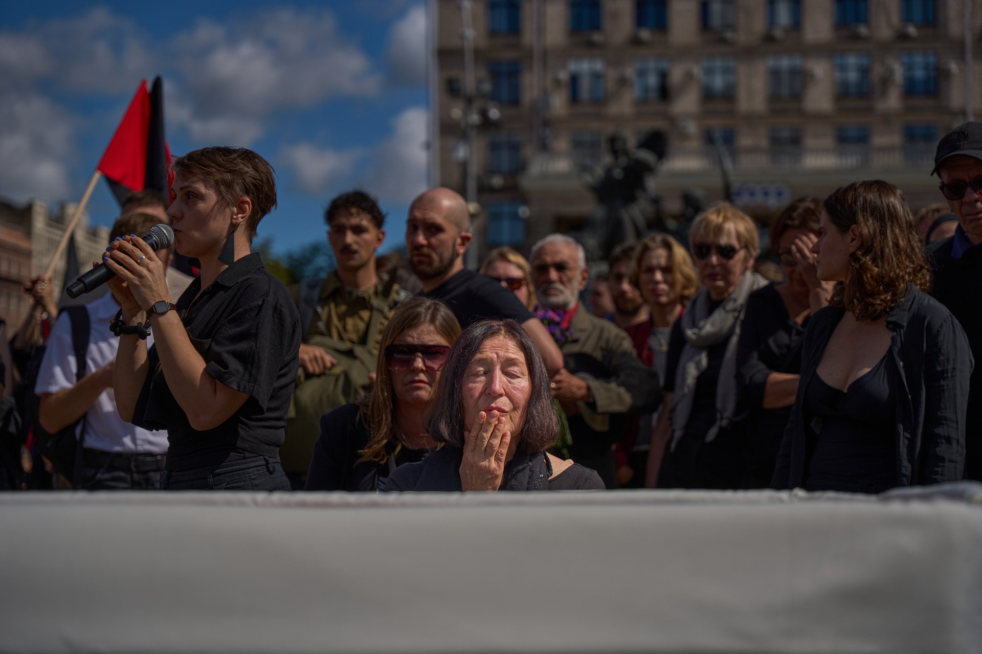 David’s mother, artist Tetiana Illiakhova, during the farewell ceremony to honor artist and serviceman David Chichkan at Kyiv’s Independence Square, August 18, 2025, Kyiv, Ukraine. Photo by Mykyta Shandyba/UNITED24 Media.