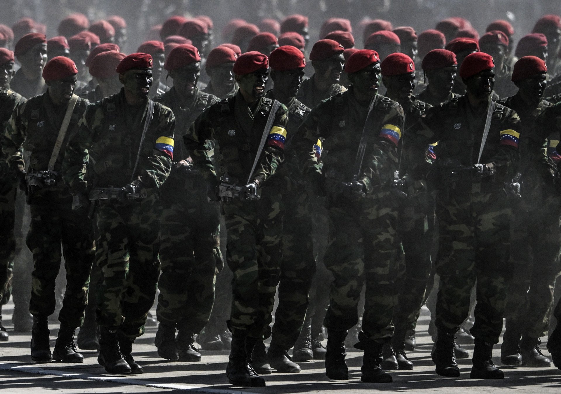 Miembros del Ejército venezolano marchan durante un desfile militar dentro de las celebraciones por el Día de la Independencia, en Caracas el 5 de julio de 2025. (Foto de Juan BARRETO / AFP) (Foto de JUAN BARRETO/AFP vía Getty Images)
