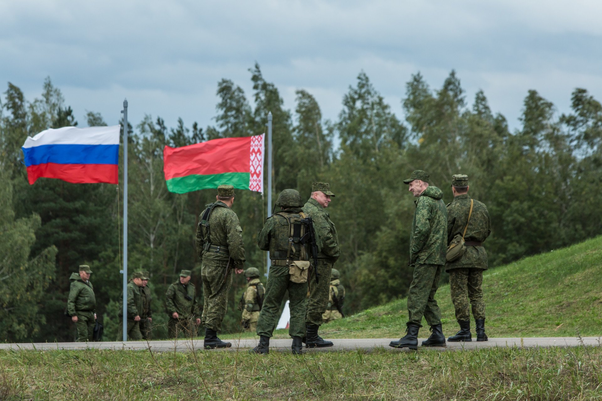 Russian and Belarusian troops observe the Zapad 2017 joint military exercises at the Asipovichy training ground in Belarus. (Source: Getty Images) Russian and Belarusian troops observe the Zapad 2017 joint military exercises at the Asipovichy training ground in Belarus. (Source: Getty Images)