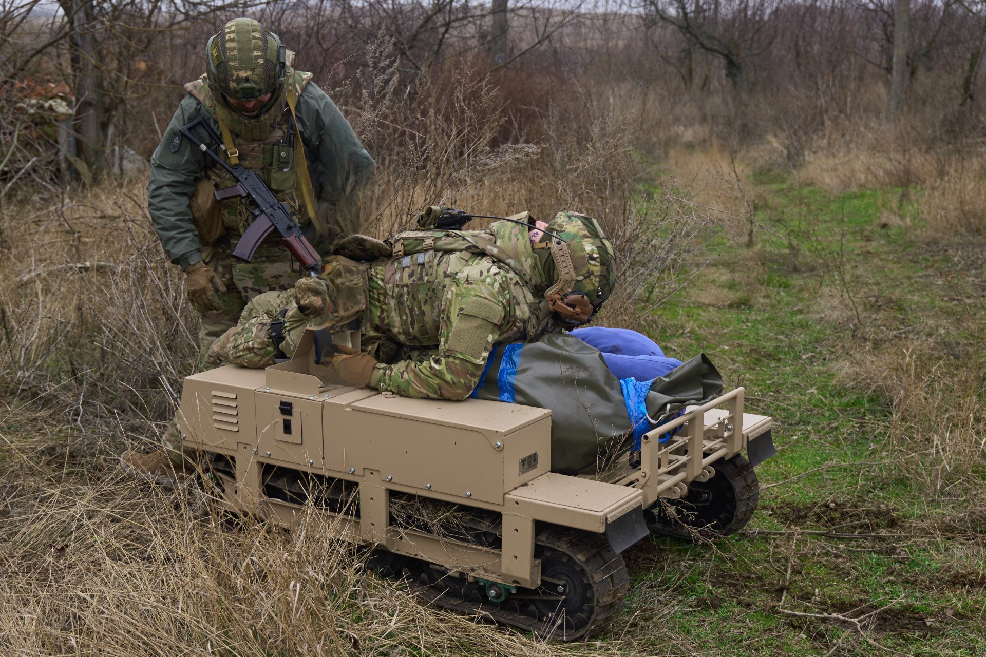 Dos soldados ucranianos simulan el proceso de una operación de evacuación utilizando el UGV TerMIT, en una ubicación no especificada de Ucrania. Foto de Mykyta Shandyba/UNITED24 Media.