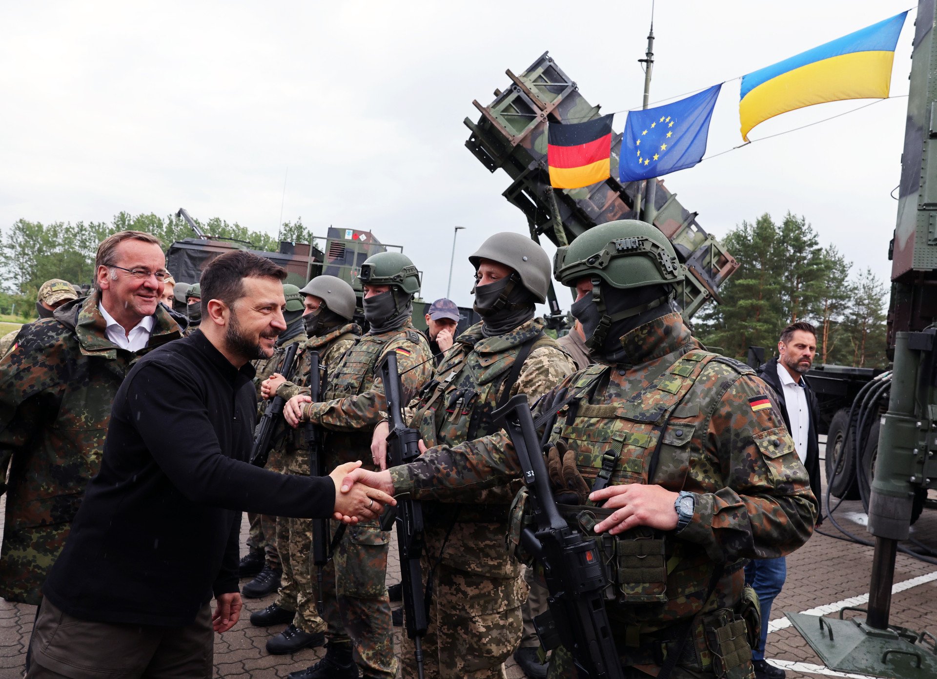 Zelenskyy and Pistorius welcome soldiers training on the Patriot anti-aircraft system