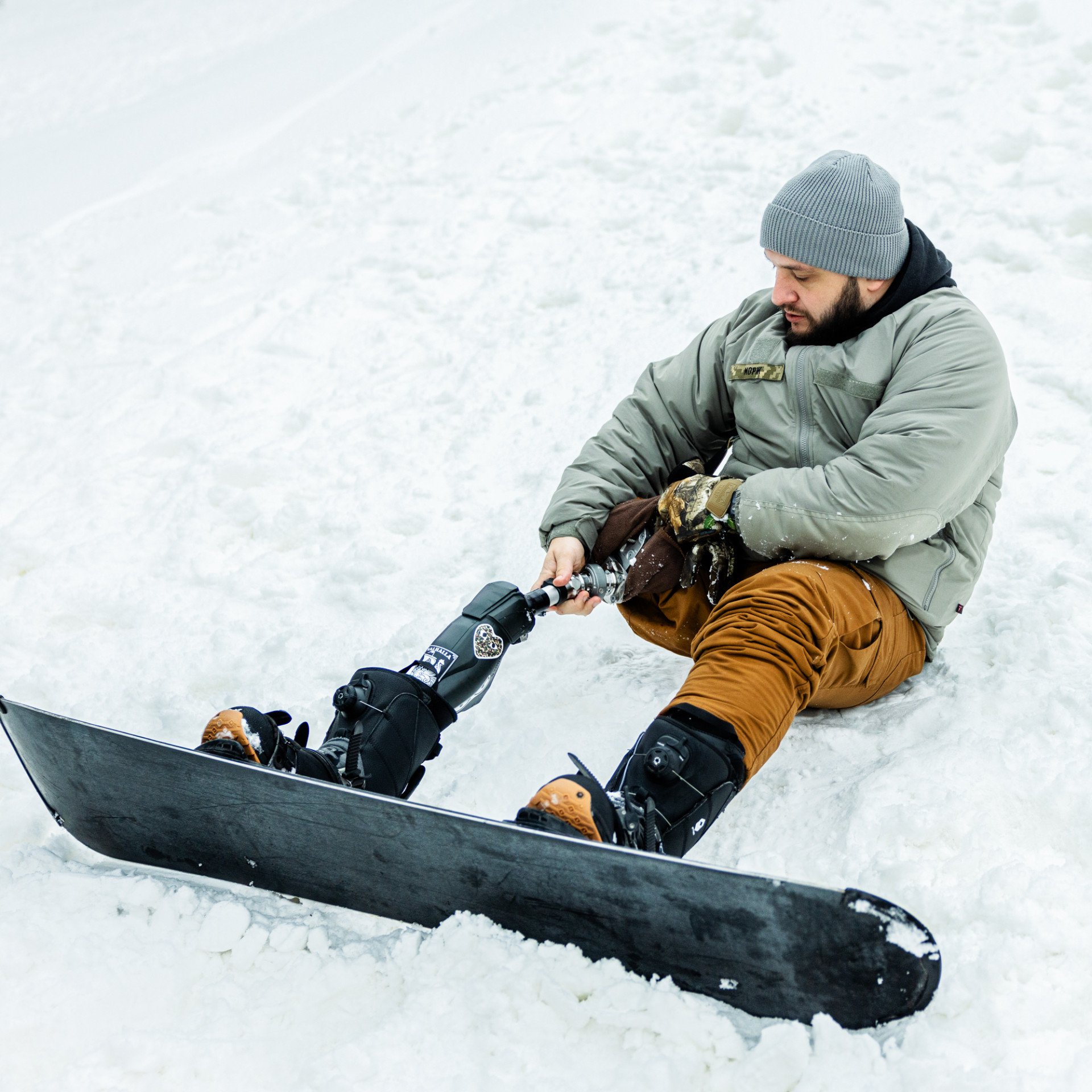 MAR 10 — “Ukraine is becoming a country of veterans.” Andrii Tkachuk, an infantryman and machine-gunner in Ukraine’s 112th Territorial Defense Brigade on a snowboard. Every day, Ukrainian soldiers return from the front lines — carrying visible wounds and the invisible weight of war. The battle no longer ends at the trenches. It’s now about healing, rebuilding, and living in a country forever changed. (Photo by Iva Sidash @iva_sidash)