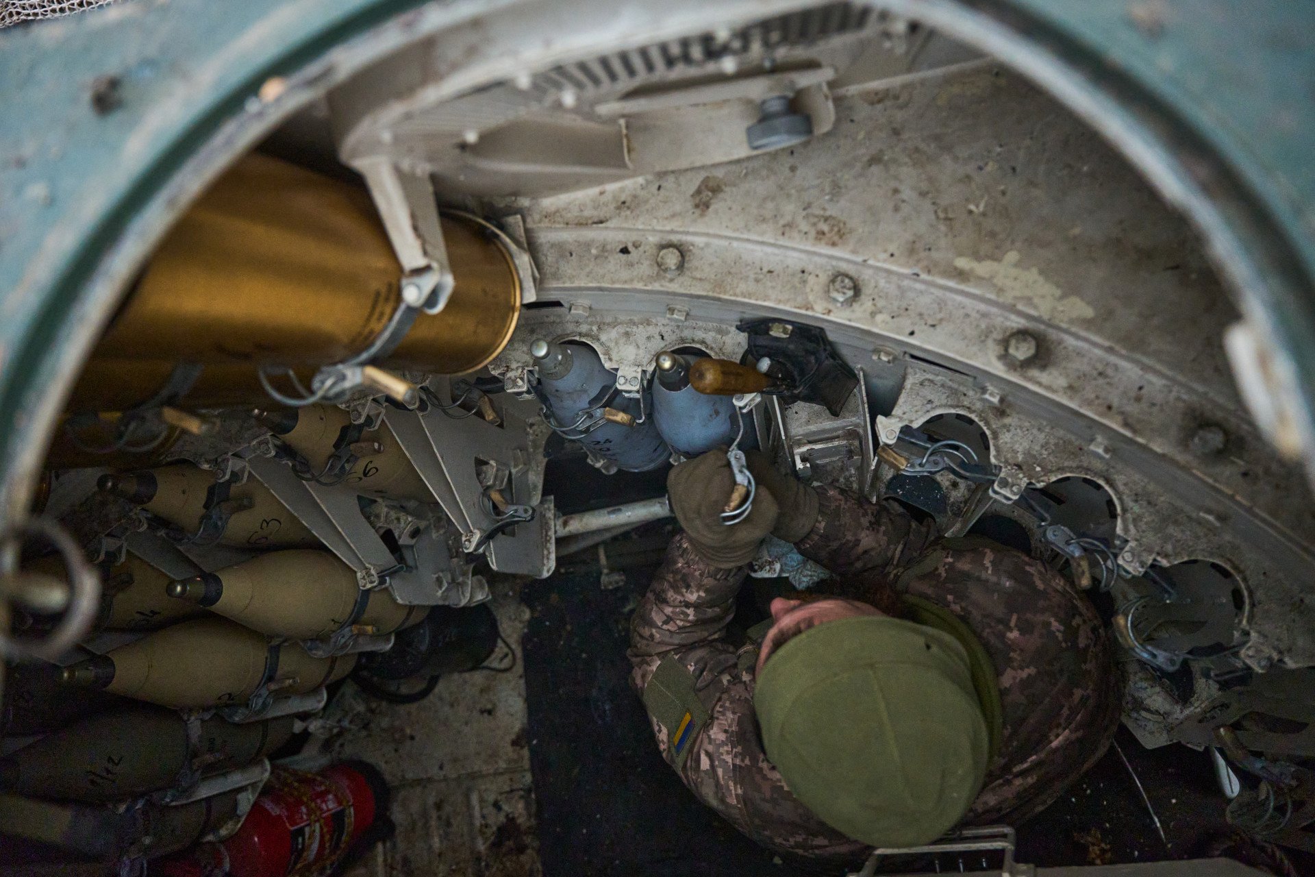 A crew member loads new ammunition into the combat vehicle. (Photo: Mykyta Shandyba)