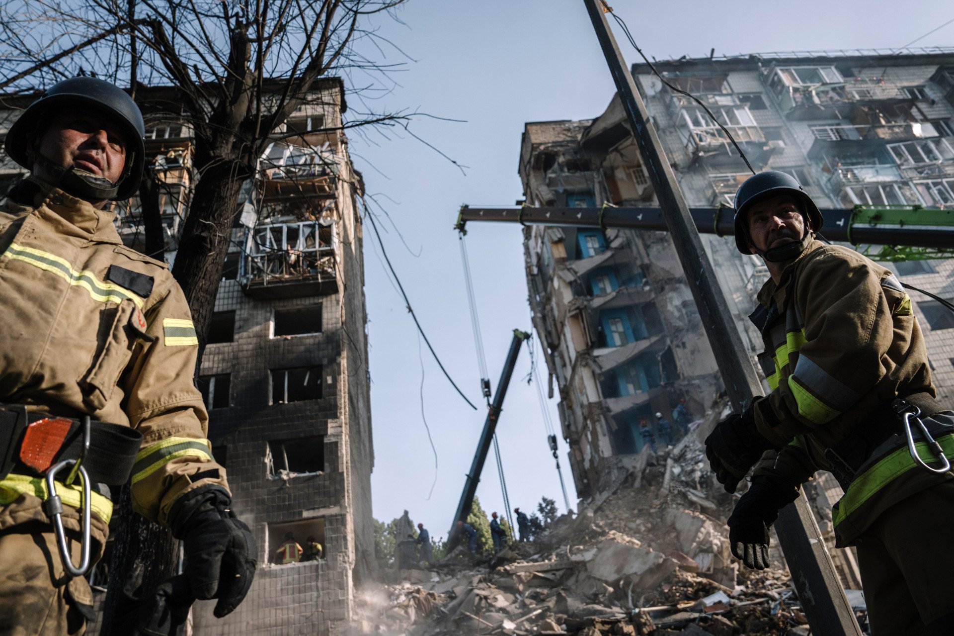 Firefighters attend the aftermath of Russia’s air strike on a residential building in Kyiv, Ukraine, on June 17, 2025. Photographer: Andrew Kravchenko/Bloomberg via Getty Images