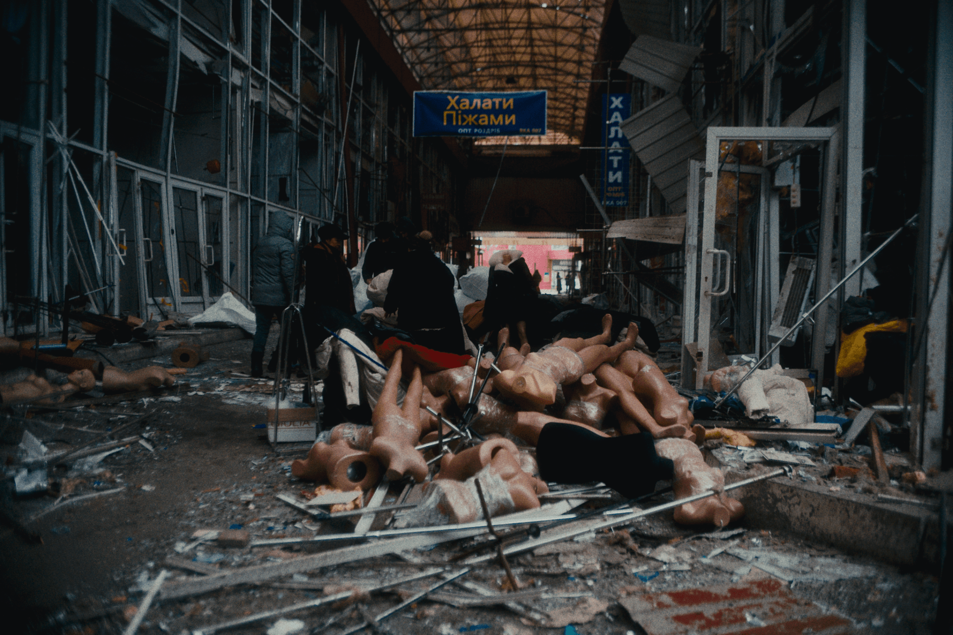 On the evening of February 5th, at around 23h50, a Russian drone hit the Barabashovo market, the largest in Kharkiv. The explosion destroyed dozens of pavilions. A few hours after the Russian drone strike, merchants are already clearing the debris. Some have even reopened their shops despite the destruction. (Photo by Louis Souvestre, Christopher Wheatley) On the evening of February 5th, at around 23h50, a Russian drone hit the Barabashovo market, the largest in Kharkiv. The explosion destroyed dozens of pavilions. A few hours after the Russian drone strike, merchants are already clearing the debris. Some have even reopened their shops despite the destruction. (Photo by Louis Souvestre, Christopher Wheatley)