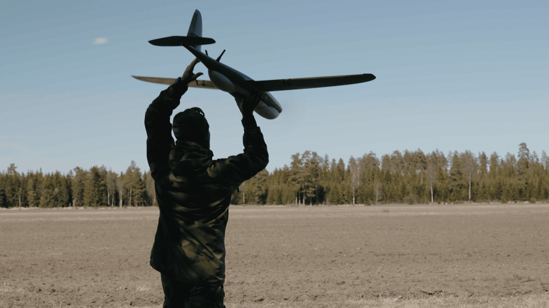 Ucrania entrena a la OTAN en la guerra de drones en Suecia Un operador de drones ucraniano con uniforme de combate instruye a personal militar de la OTAN durante el ejercicio Aurora 26 en Suecia.