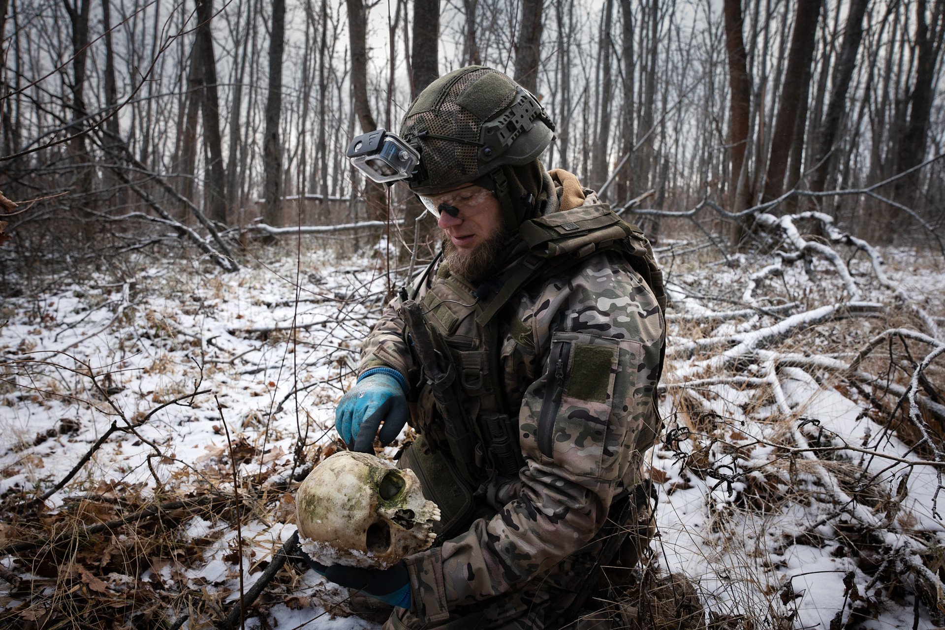 Plastdarm, Ukrainian research group, recovers bodies of Russian soldiers in Dovhen'ke region, Kharkiv region. February 9, 2025. Photo by Gaelle Girbes 