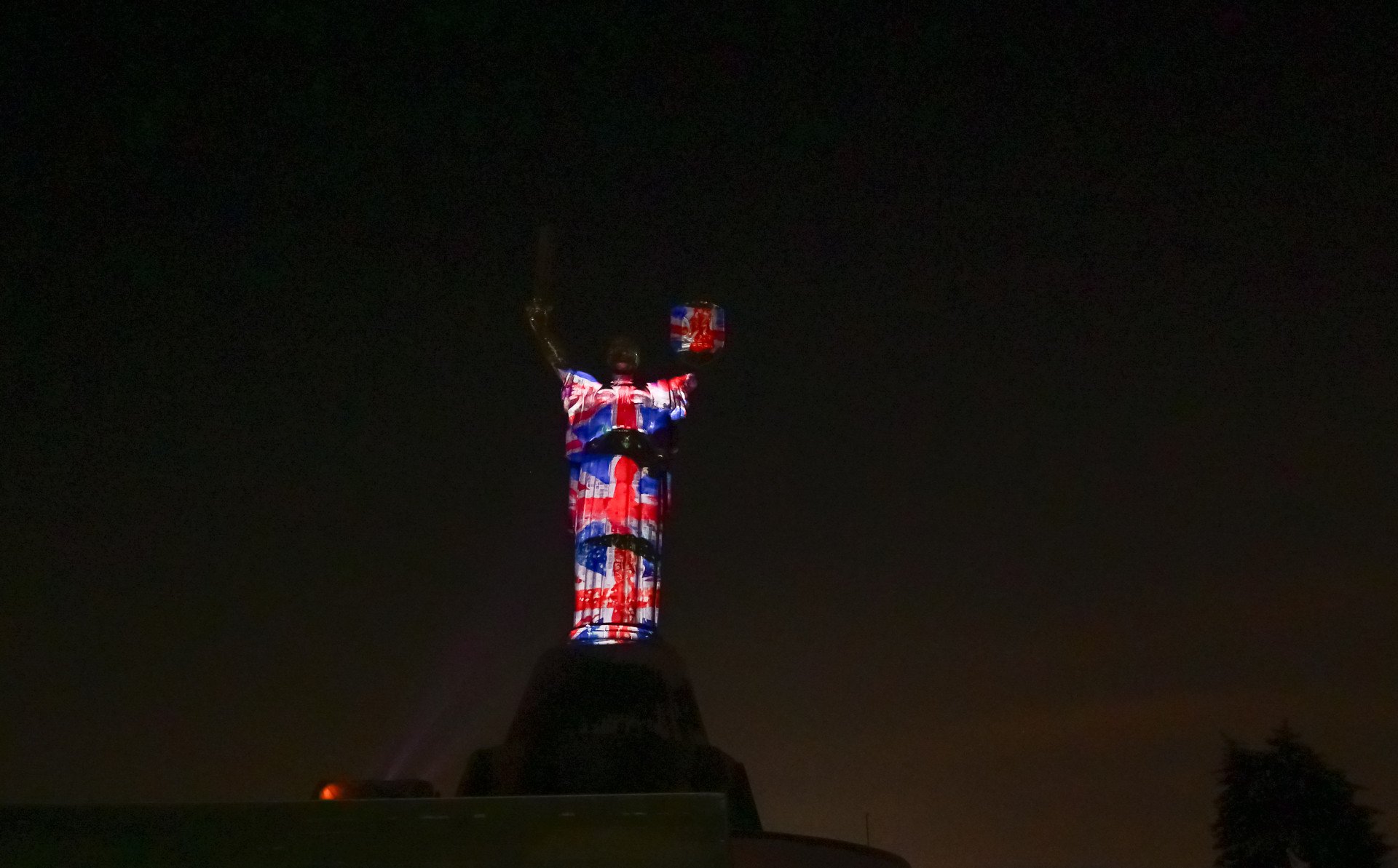 Kyiv’s Motherland Monument Lit in UK and Ukraine Colors to Mark 100-Year Partnership
