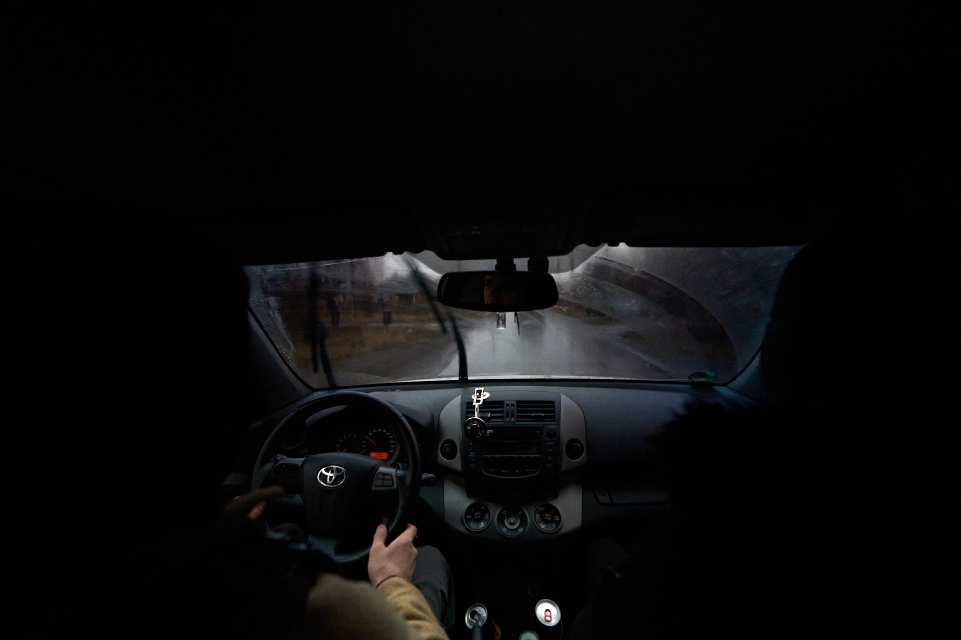 The United24 crew follows soldiers from the 45th Artillery Brigade to their position in the Donetsk region, as close as possible to the Luhansk region, occupied by Russia since 2014. The pouring rain makes driving difficult at breakneck speed on the roads scarred by giant potholes, the result of a decade of fight in the region. Along the way, the eviscerated houses and the charred cars on the roadside emerging from the foggy rain are a testament to the desolation that reigns here.