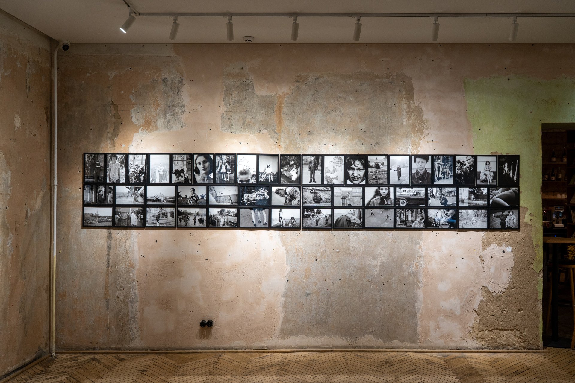 Vista de la instalación de la serie Mnemosyne (varias obras), 1991-2002 en la galería The Naked Room en Kyiv, Ucrania. (Imagen: The Naked Room)