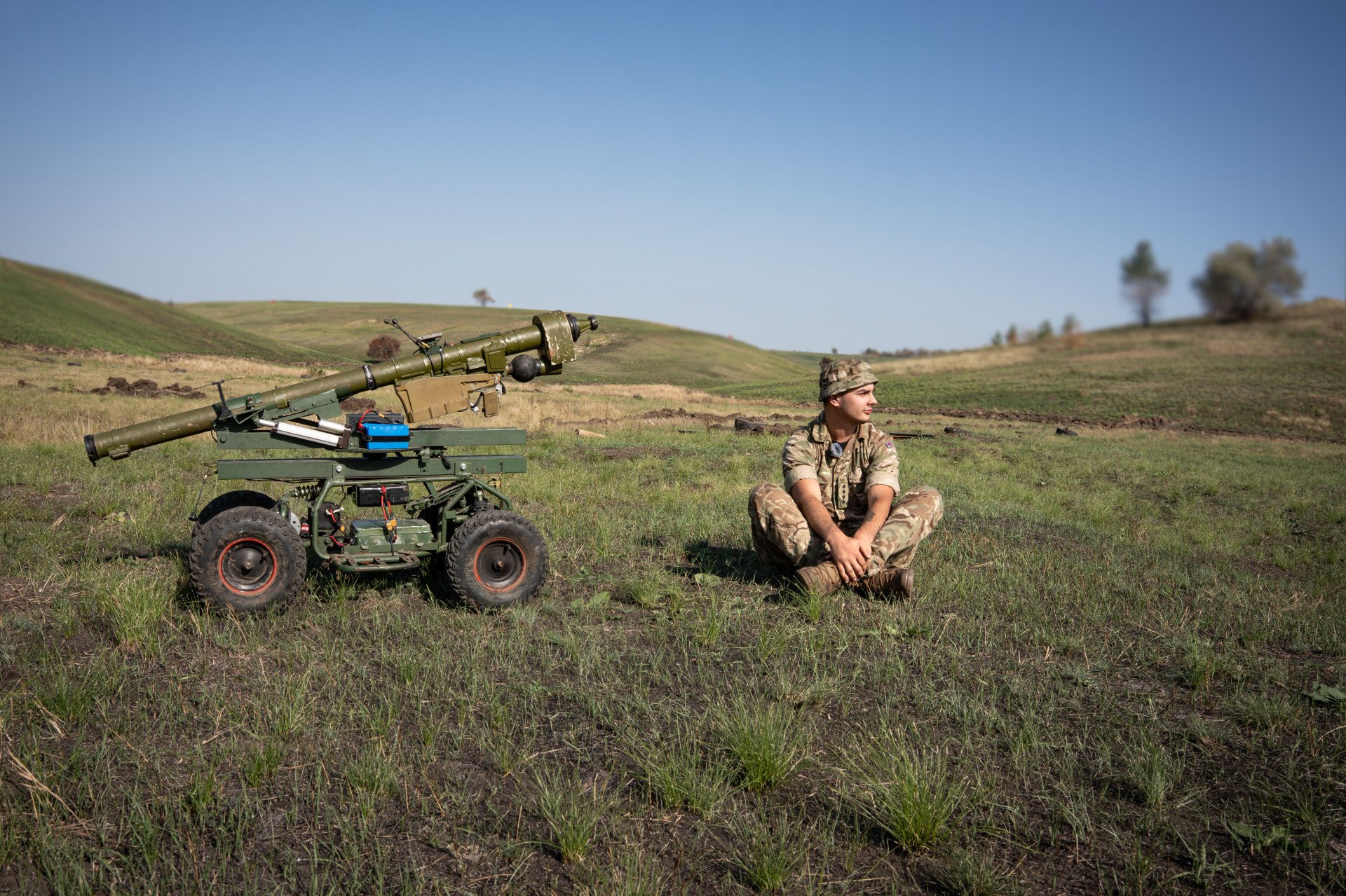 Un soldado de la unidad de drones de la 25.ª Brigada posa junto a Alisha, el dron terrestre que su brigada creó para derribar helicópteros y aviones en primera línea, tras una sesión de entrenamiento en la región de Donetsk, Ucrania, el 31 de agosto de 2025. Foto de Ximena Borrazas/SOPA Images/LightRocket vía Getty Images.