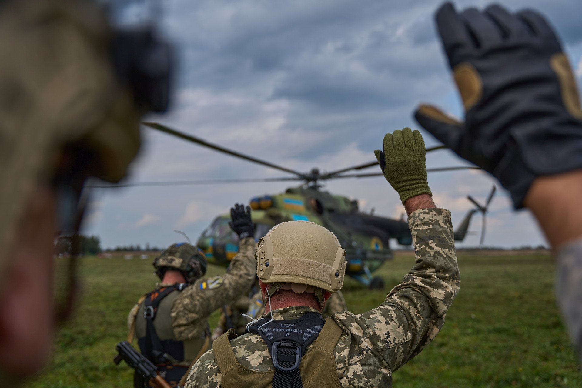 Rescuers signal their readiness for the training flight with a raised hand. (Photo: Mykyta Shandyba)